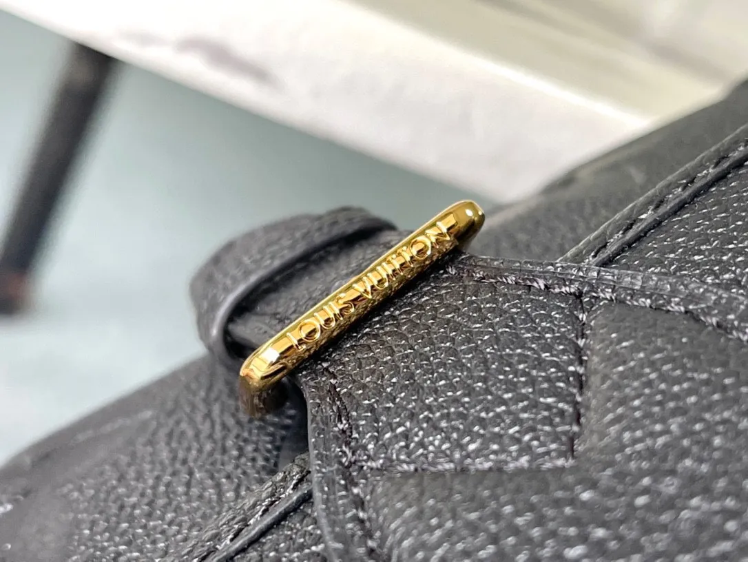 💰1100 (top-grain leather) top original order M46386 black. This Diane handbag is made of Louis Vuitton's classic Monogram Empreinte embossed leather. The brand logo is woven into the detachable wide jacquard shoulder strap. In addition to the detachable leather shoulder strap, a cross-body option is added, which can flexibly match the elegant style or dynamic style. Dimensions: 23 × 16 × 8.5 cm