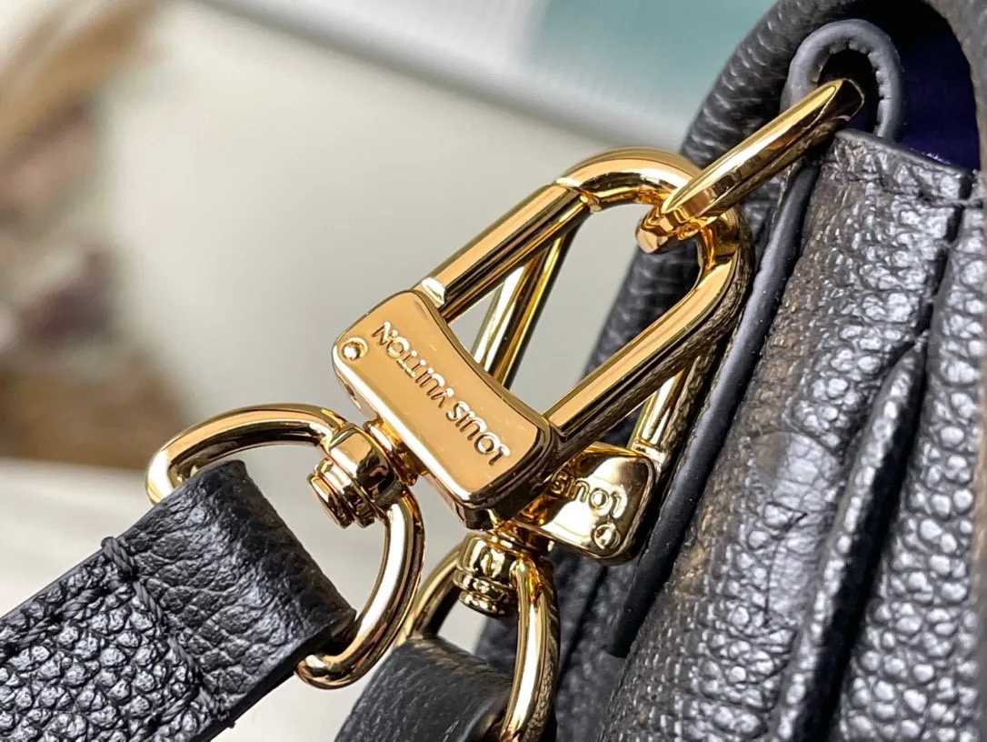 💰1100 (top-grain leather) top original order M46386 black. This Diane handbag is made of Louis Vuitton's classic Monogram Empreinte embossed leather. The brand logo is woven into the detachable wide jacquard shoulder strap. In addition to the detachable leather shoulder strap, a cross-body option is added, which can flexibly match the elegant style or dynamic style. Dimensions: 23 × 16 × 8.5 cm