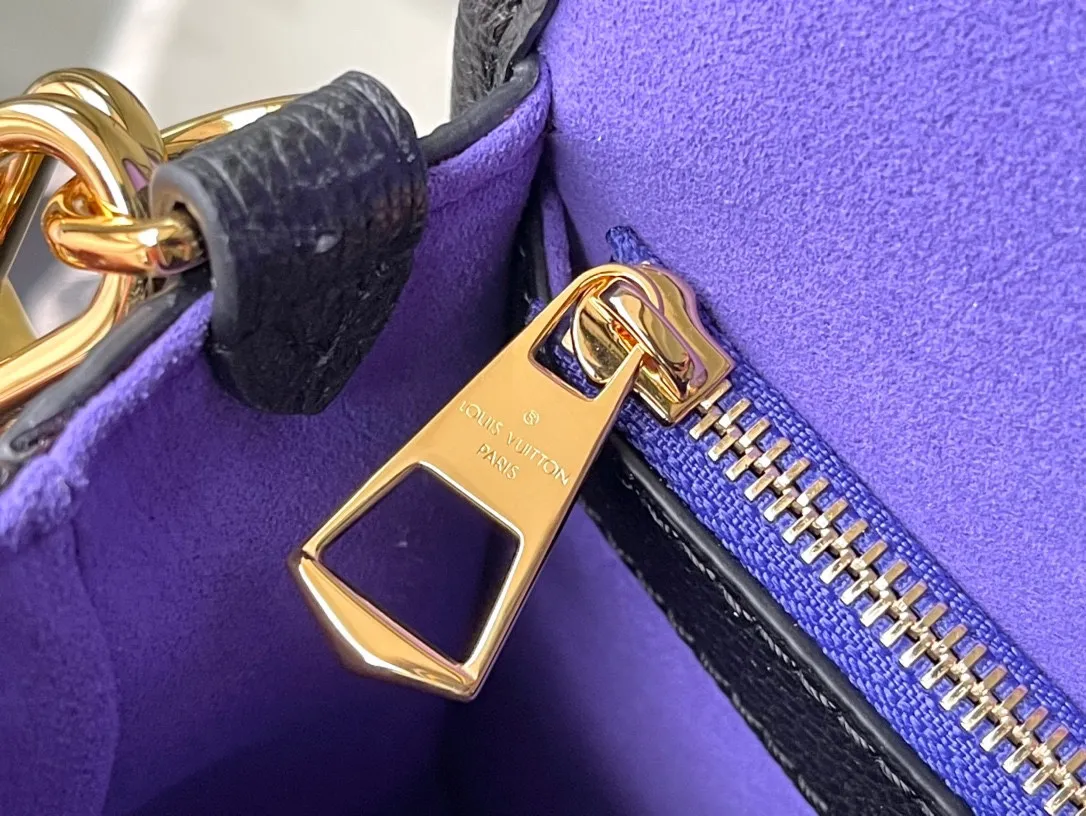 💰1100 (top-grain leather) top original order M46386 black. This Diane handbag is made of Louis Vuitton's classic Monogram Empreinte embossed leather. The brand logo is woven into the detachable wide jacquard shoulder strap. In addition to the detachable leather shoulder strap, a cross-body option is added, which can flexibly match the elegant style or dynamic style. Dimensions: 23 × 16 × 8.5 cm