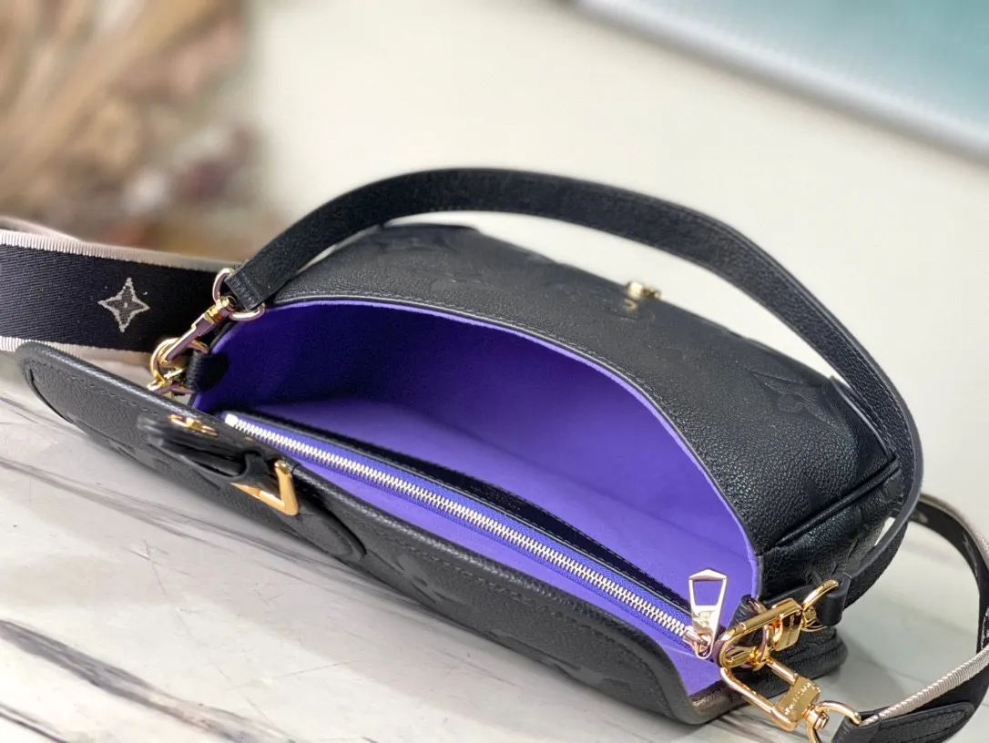 💰1100 (top-grain leather) top original order M46386 black. This Diane handbag is made of Louis Vuitton's classic Monogram Empreinte embossed leather. The brand logo is woven into the detachable wide jacquard shoulder strap. In addition to the detachable leather shoulder strap, a cross-body option is added, which can flexibly match the elegant style or dynamic style. Dimensions: 23 × 16 × 8.5 cm