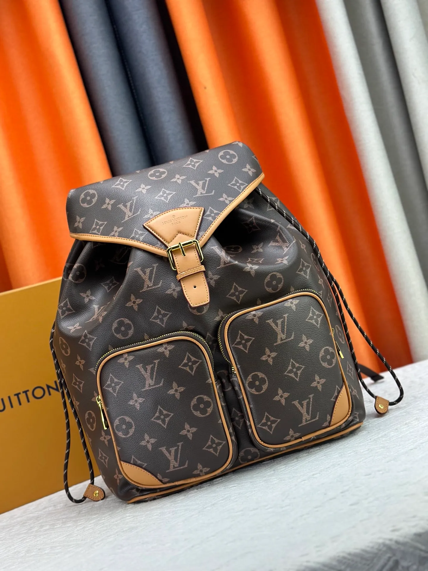 230 Upgraded original M14198 M14015 Montsouris Cargo backpack is made of cow leather body and fabric lining, which looks bright and feels soft. The shiny cow leather exudes a luster similar to that of nylon, which can release dazzling light in any light. Front pocket with pearl zip. Dimensions: 34.0 x 40.0 x 17.0 cm (length x height x width)