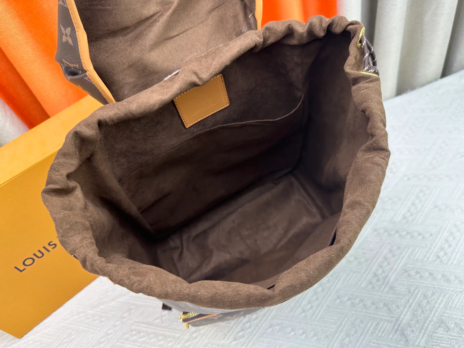 230 Upgraded original M14198 M14015 Montsouris Cargo backpack is made of cow leather body and fabric lining, which looks bright and feels soft. The shiny cow leather exudes a luster similar to that of nylon, which can release dazzling light in any light. Front pocket with pearl zip. Dimensions: 34.0 x 40.0 x 17.0 cm (length x height x width)