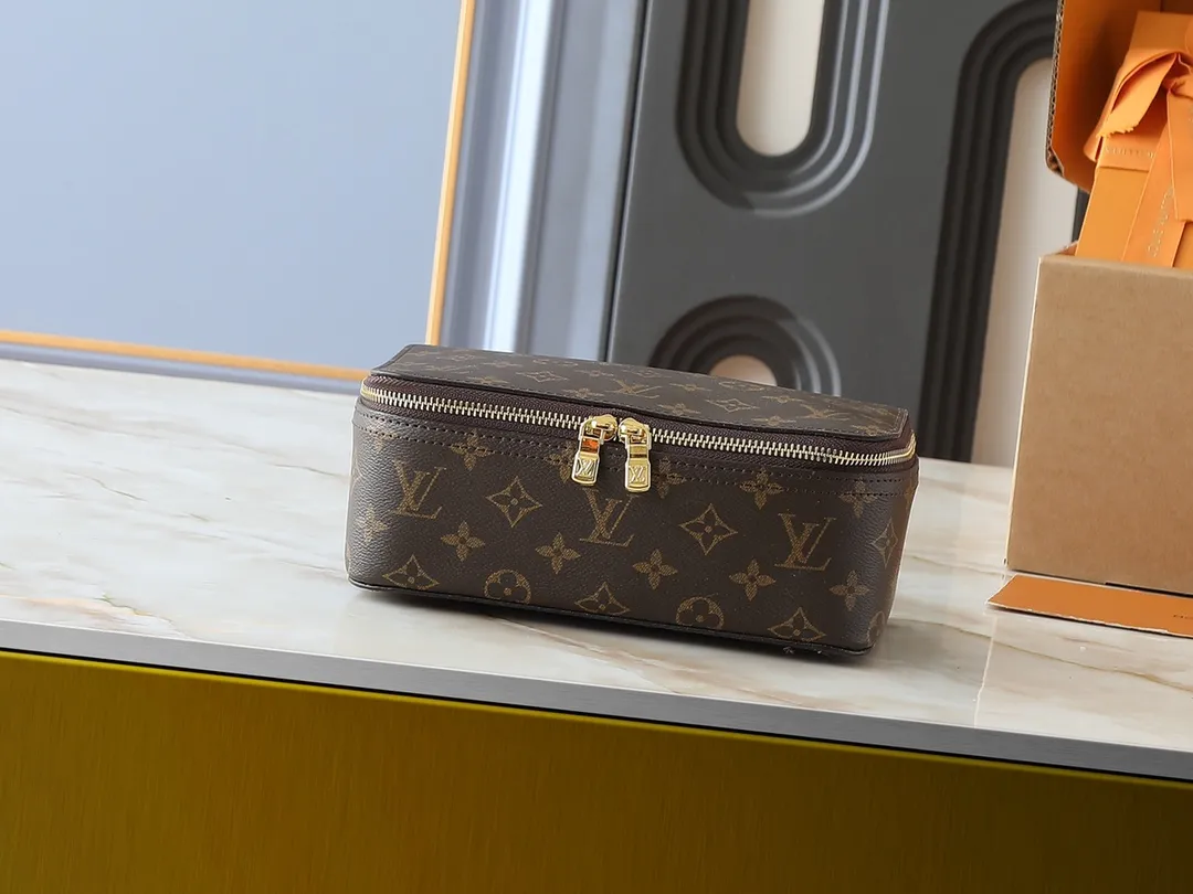 💰Large 130. Medium 120. Small 220💰Upgraded original M43690 M43689 M43688 old flower, black flower, black grid, jewelry box meets modern style travel jewelry box. Presbyopia storage box cosmetic bag box jewelry box, elegant red microfiber lining, this exquisite and elegant Monogram treasure can safely store earrings, necklaces, bracelets and rings. The size is large 34.0×22.0×8.5, medium 22.4x14x8.5, small 17x9.5x8.5 cm.