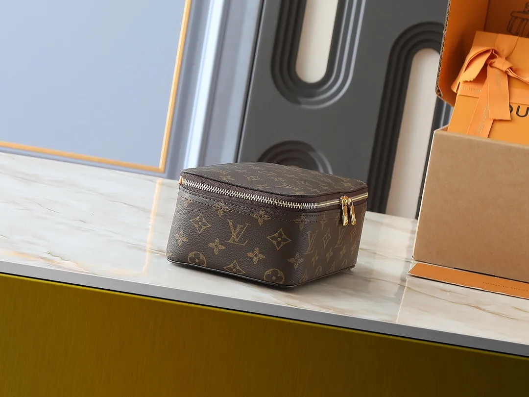 💰Large 130. Medium 120. Small 220💰Upgraded original M43690 M43689 M43688 old flower, black flower, black grid, jewelry box meets modern style travel jewelry box. Presbyopia storage box cosmetic bag box jewelry box, elegant red microfiber lining, this exquisite and elegant Monogram treasure can safely store earrings, necklaces, bracelets and rings. The size is large 34.0×22.0×8.5, medium 22.4x14x8.5, small 17x9.5x8.5 cm.