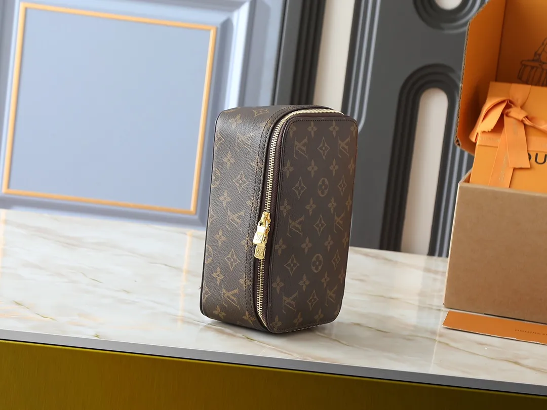 💰Large 130. Medium 120. Small 220💰Upgraded original M43690 M43689 M43688 old flower, black flower, black grid, jewelry box meets modern style travel jewelry box. Presbyopia storage box cosmetic bag box jewelry box, elegant red microfiber lining, this exquisite and elegant Monogram treasure can safely store earrings, necklaces, bracelets and rings. The size is large 34.0×22.0×8.5, medium 22.4x14x8.5, small 17x9.5x8.5 cm.