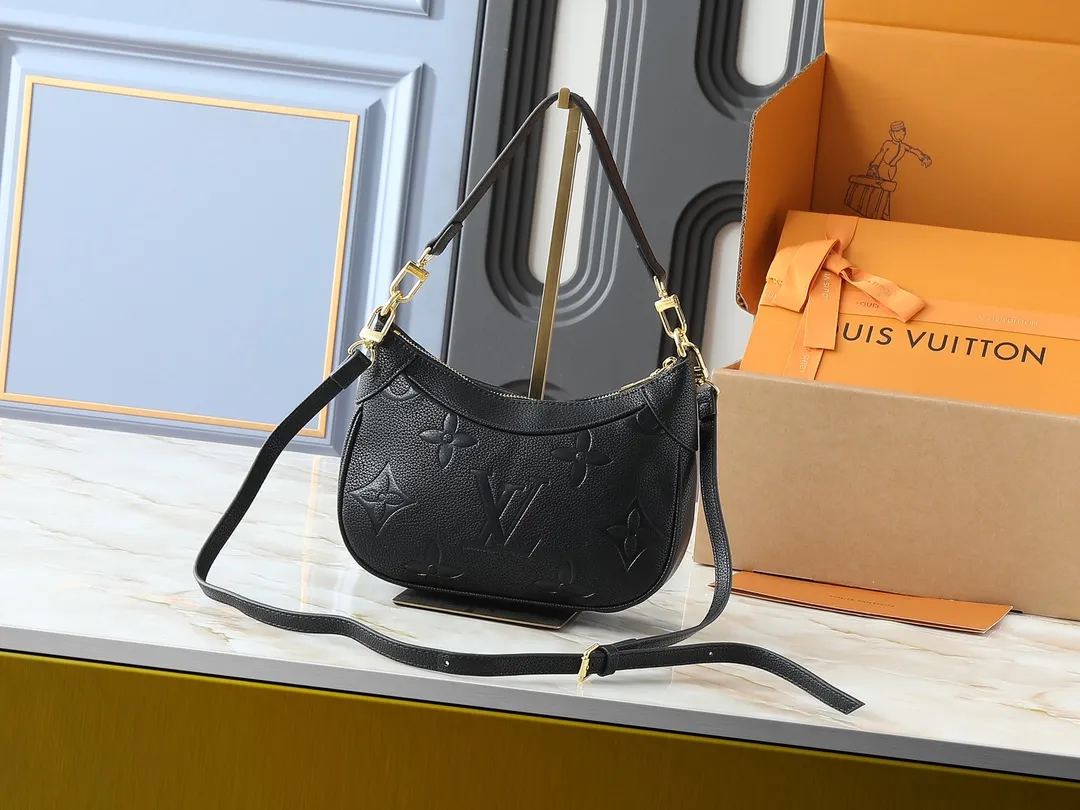 💰240💰Upgraded from the original M46002, the Bagatelle handbag is launched at the beginning of the new season, shaped with Monogram Empreinte leather. Smooth lines and soft texture allow for flexible carrying, and the exquisite design can accommodate all your travel needs, making it easy to handle day and night situations. Dimensions: 24 x 18 x 7 cm