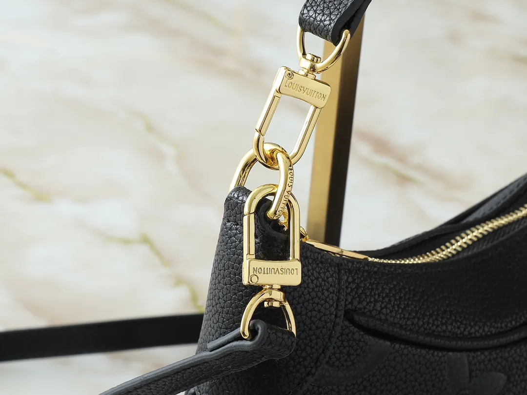 💰240💰Upgraded from the original M46002, the Bagatelle handbag is launched at the beginning of the new season, shaped with Monogram Empreinte leather. Smooth lines and soft texture allow for flexible carrying, and the exquisite design can accommodate all your travel needs, making it easy to handle day and night situations. Dimensions: 24 x 18 x 7 cm