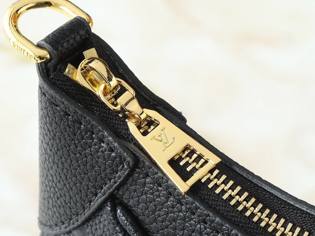 💰240💰Upgraded from the original M46002, the Bagatelle handbag is launched at the beginning of the new season, shaped with Monogram Empreinte leather. Smooth lines and soft texture allow for flexible carrying, and the exquisite design can accommodate all your travel needs, making it easy to handle day and night situations. Dimensions: 24 x 18 x 7 cm