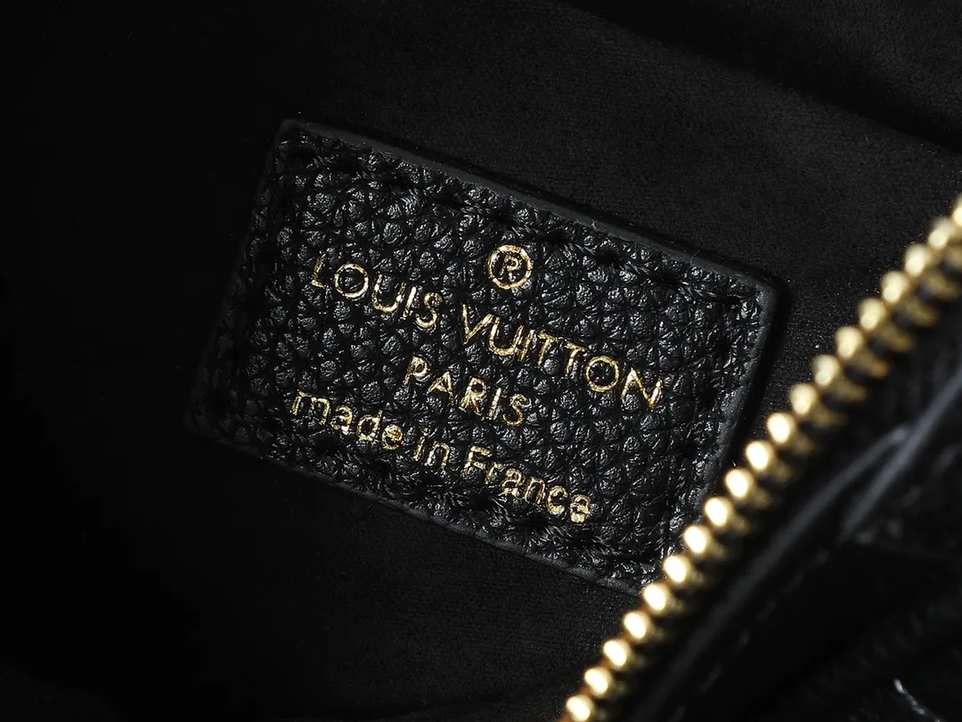 💰240💰Upgraded from the original M46002, the Bagatelle handbag is launched at the beginning of the new season, shaped with Monogram Empreinte leather. Smooth lines and soft texture allow for flexible carrying, and the exquisite design can accommodate all your travel needs, making it easy to handle day and night situations. Dimensions: 24 x 18 x 7 cm