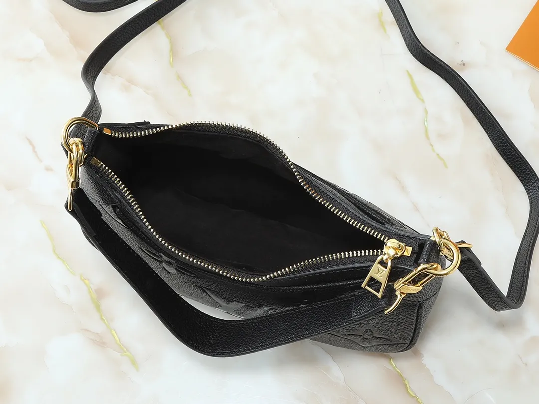 💰240💰Upgraded from the original M46002, the Bagatelle handbag is launched at the beginning of the new season, shaped with Monogram Empreinte leather. Smooth lines and soft texture allow for flexible carrying, and the exquisite design can accommodate all your travel needs, making it easy to handle day and night situations. Dimensions: 24 x 18 x 7 cm
