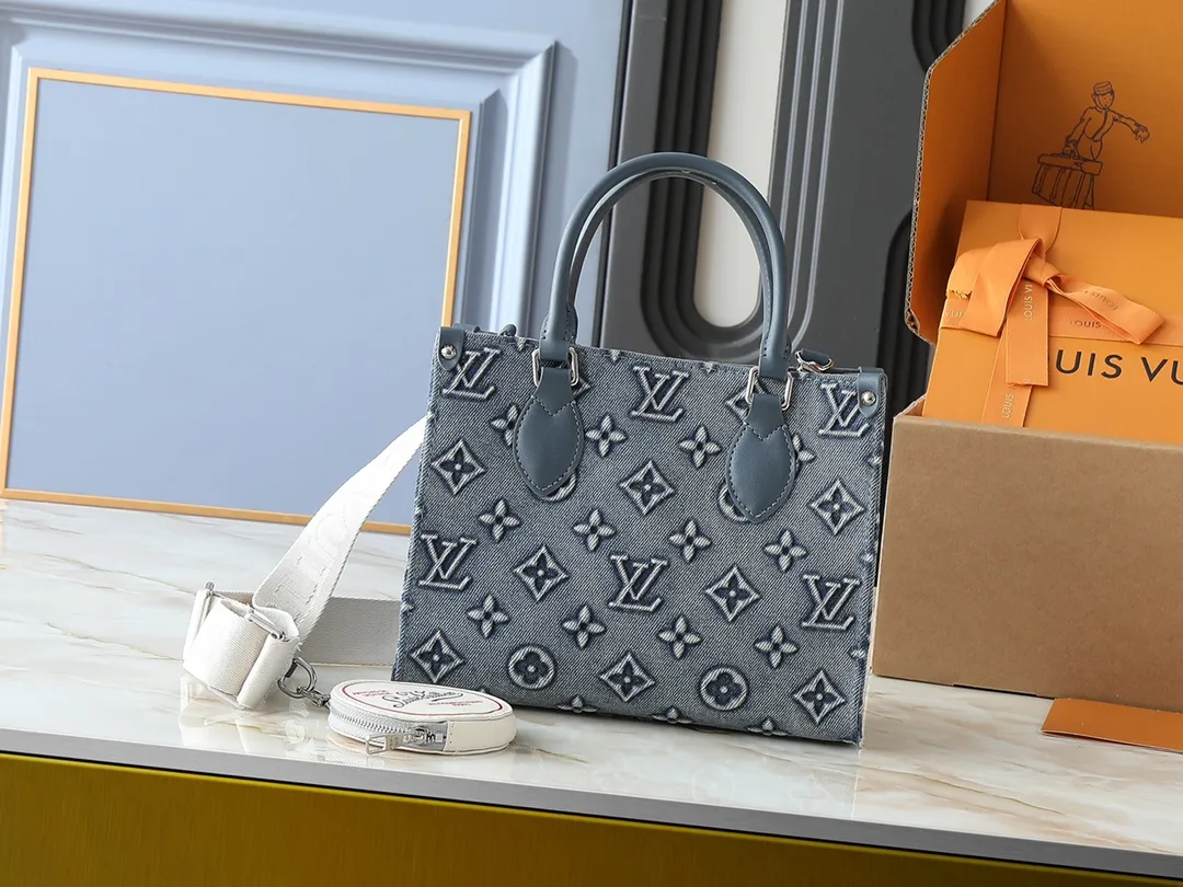 💰300💰Upgraded original M46373 M45659 denim embossed This OnTheGo small handbag is made of Monogram and Monogram Reverse canvas, with the Monogram Giant pattern embellished on it. The Toron handle and the jacquard textured shoulder strap decorated with the brand's logo create a visual contrast, and the detachable coin bag is suitable for storing change or small items. It combines fashionable charm with various functions, making it a good daily companion. 25.0 x 19.0 x 11.5 cm (length x height x width)