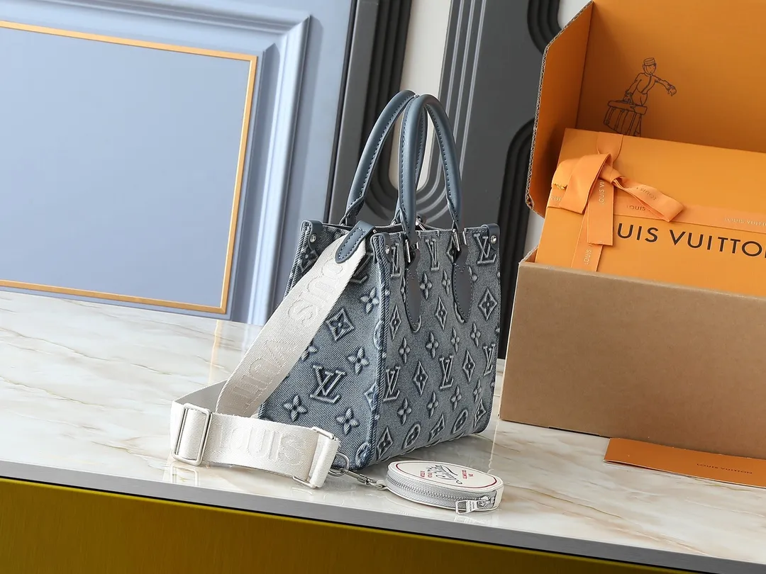 💰300💰Upgraded original M46373 M45659 denim embossed This OnTheGo small handbag is made of Monogram and Monogram Reverse canvas, with the Monogram Giant pattern embellished on it. The Toron handle and the jacquard textured shoulder strap decorated with the brand's logo create a visual contrast, and the detachable coin bag is suitable for storing change or small items. It combines fashionable charm with various functions, making it a good daily companion. 25.0 x 19.0 x 11.5 cm (length x height x width)