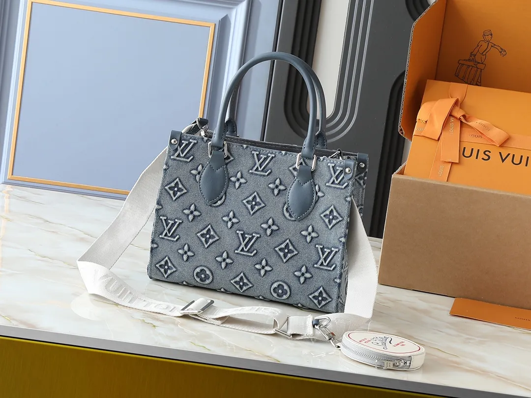 💰300💰Upgraded original M46373 M45659 denim embossed This OnTheGo small handbag is made of Monogram and Monogram Reverse canvas, with the Monogram Giant pattern embellished on it. The Toron handle and the jacquard textured shoulder strap decorated with the brand's logo create a visual contrast, and the detachable coin bag is suitable for storing change or small items. It combines fashionable charm with various functions, making it a good daily companion. 25.0 x 19.0 x 11.5 cm (length x height x width)