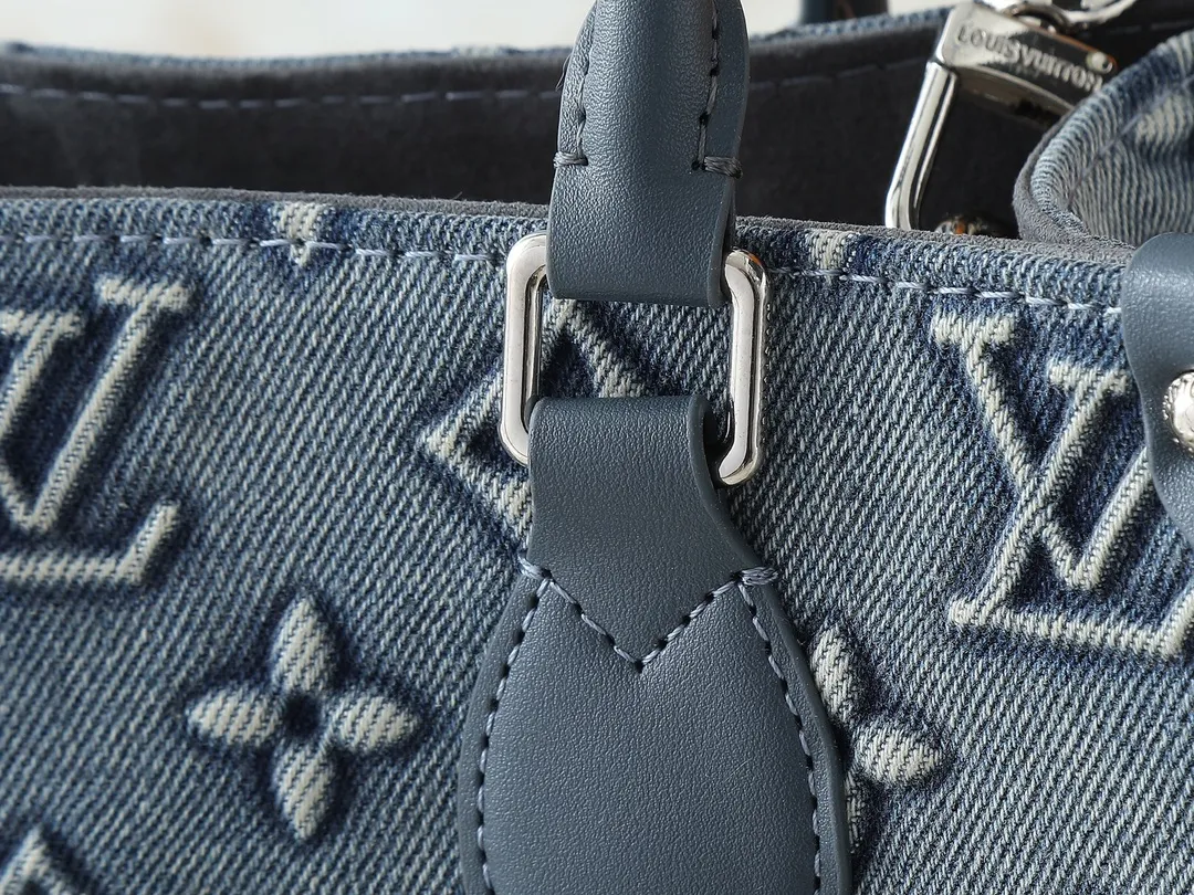 💰300💰Upgraded original M46373 M45659 denim embossed This OnTheGo small handbag is made of Monogram and Monogram Reverse canvas, with the Monogram Giant pattern embellished on it. The Toron handle and the jacquard textured shoulder strap decorated with the brand's logo create a visual contrast, and the detachable coin bag is suitable for storing change or small items. It combines fashionable charm with various functions, making it a good daily companion. 25.0 x 19.0 x 11.5 cm (length x height x width)