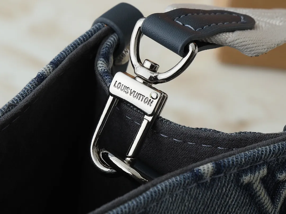 💰300💰Upgraded original M46373 M45659 denim embossed This OnTheGo small handbag is made of Monogram and Monogram Reverse canvas, with the Monogram Giant pattern embellished on it. The Toron handle and the jacquard textured shoulder strap decorated with the brand's logo create a visual contrast, and the detachable coin bag is suitable for storing change or small items. It combines fashionable charm with various functions, making it a good daily companion. 25.0 x 19.0 x 11.5 cm (length x height x width)