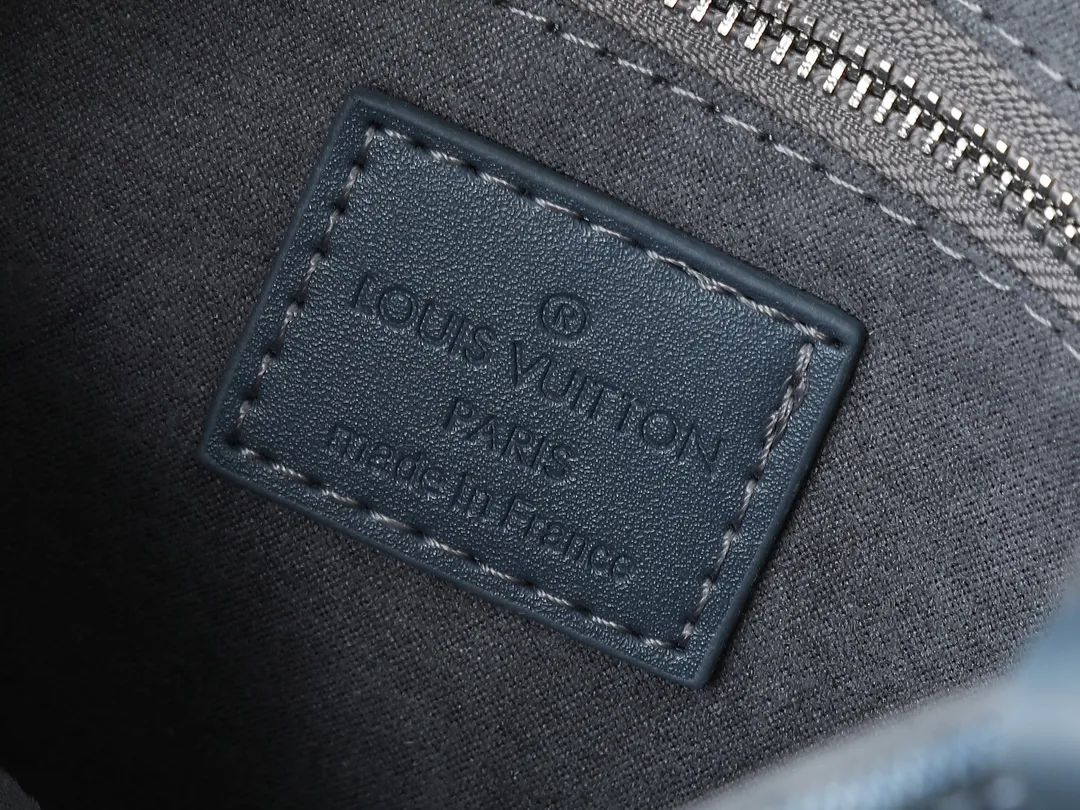 💰300💰Upgraded original M46373 M45659 denim embossed This OnTheGo small handbag is made of Monogram and Monogram Reverse canvas, with the Monogram Giant pattern embellished on it. The Toron handle and the jacquard textured shoulder strap decorated with the brand's logo create a visual contrast, and the detachable coin bag is suitable for storing change or small items. It combines fashionable charm with various functions, making it a good daily companion. 25.0 x 19.0 x 11.5 cm (length x height x width)