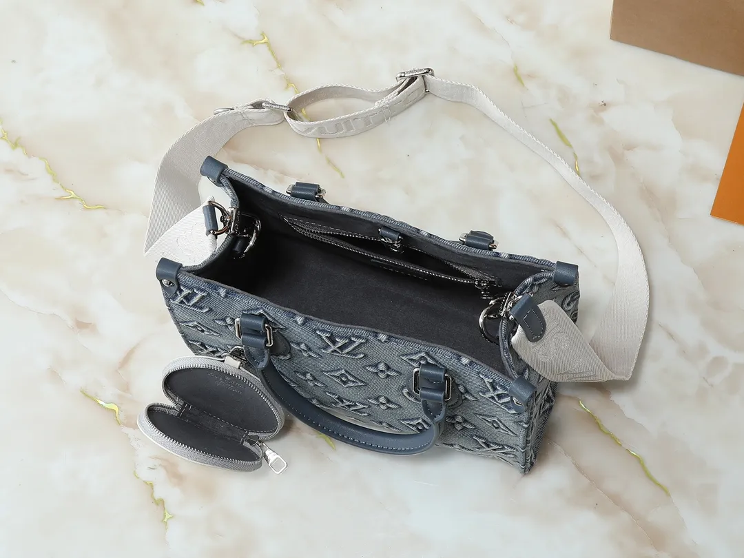 💰300💰Upgraded original M46373 M45659 denim embossed This OnTheGo small handbag is made of Monogram and Monogram Reverse canvas, with the Monogram Giant pattern embellished on it. The Toron handle and the jacquard textured shoulder strap decorated with the brand's logo create a visual contrast, and the detachable coin bag is suitable for storing change or small items. It combines fashionable charm with various functions, making it a good daily companion. 25.0 x 19.0 x 11.5 cm (length x height x width)
