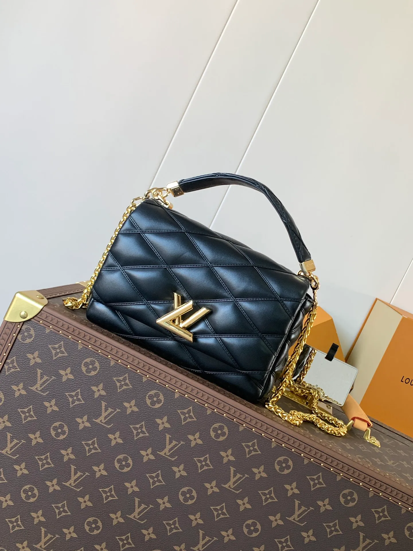 💰1280 (top layer leather) top original order, code changing chip M23045 dark gray M22891 beige M23601 brown M22891 black M12338 vanilla M24465 pink gradient M23682 dark blue M12434 blue gradient M22891 blue and white checkered M22891 red and white checkered M25107 silver M22891 patent leather M22892 black pink gradient M24186 light blue gradient M24465 nude pink gradient M12567 burgundy M11374 black hardware M12332 light coffee color M22890 white leather black stripes M23568 gray pink gradient M25106 Chinese red Top-quality original custom leather ~ colors are being updated continuously! This medium GO-14 bag is crafted from rich sheepskin leather with a quilted pattern that pays homage to the brand's traditional luggage designs. The Twist lock makes a striking statement, and the top handle can be carried by hand alone, or it can be transformed into a leather shoulder pad on the sliding chain strap for comfortable shoulder or cross-body wear. Dimensions: 23 x 16 x 10cm