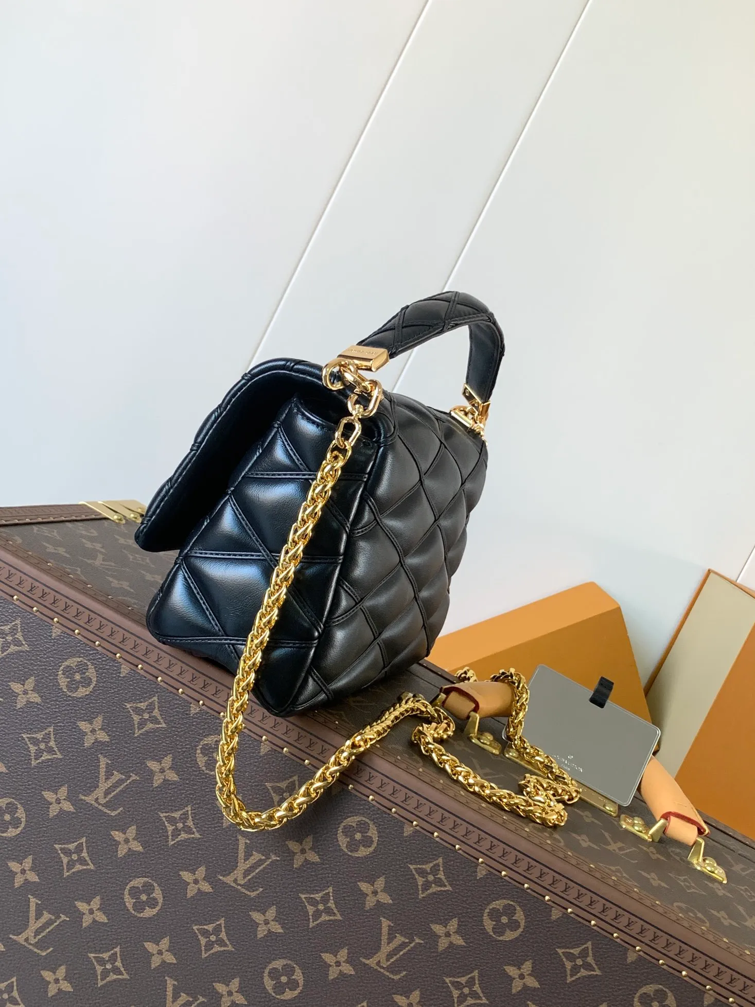 💰1280 (top layer leather) top original order, code changing chip M23045 dark gray M22891 beige M23601 brown M22891 black M12338 vanilla M24465 pink gradient M23682 dark blue M12434 blue gradient M22891 blue and white checkered M22891 red and white checkered M25107 silver M22891 patent leather M22892 black pink gradient M24186 light blue gradient M24465 nude pink gradient M12567 burgundy M11374 black hardware M12332 light coffee color M22890 white leather black stripes M23568 gray pink gradient M25106 Chinese red Top-quality original custom leather ~ colors are being updated continuously! This medium GO-14 bag is crafted from rich sheepskin leather with a quilted pattern that pays homage to the brand's traditional luggage designs. The Twist lock makes a striking statement, and the top handle can be carried by hand alone, or it can be transformed into a leather shoulder pad on the sliding chain strap for comfortable shoulder or cross-body wear. Dimensions: 23 x 16 x 10cm