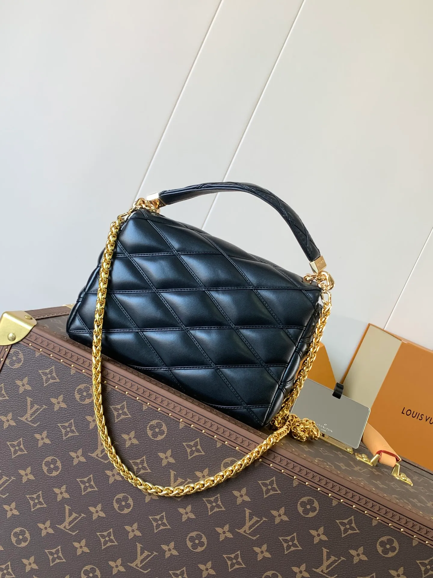 💰1280 (top layer leather) top original order, code changing chip M23045 dark gray M22891 beige M23601 brown M22891 black M12338 vanilla M24465 pink gradient M23682 dark blue M12434 blue gradient M22891 blue and white checkered M22891 red and white checkered M25107 silver M22891 patent leather M22892 black pink gradient M24186 light blue gradient M24465 nude pink gradient M12567 burgundy M11374 black hardware M12332 light coffee color M22890 white leather black stripes M23568 gray pink gradient M25106 Chinese red Top-quality original custom leather ~ colors are being updated continuously! This medium GO-14 bag is crafted from rich sheepskin leather with a quilted pattern that pays homage to the brand's traditional luggage designs. The Twist lock makes a striking statement, and the top handle can be carried by hand alone, or it can be transformed into a leather shoulder pad on the sliding chain strap for comfortable shoulder or cross-body wear. Dimensions: 23 x 16 x 10cm