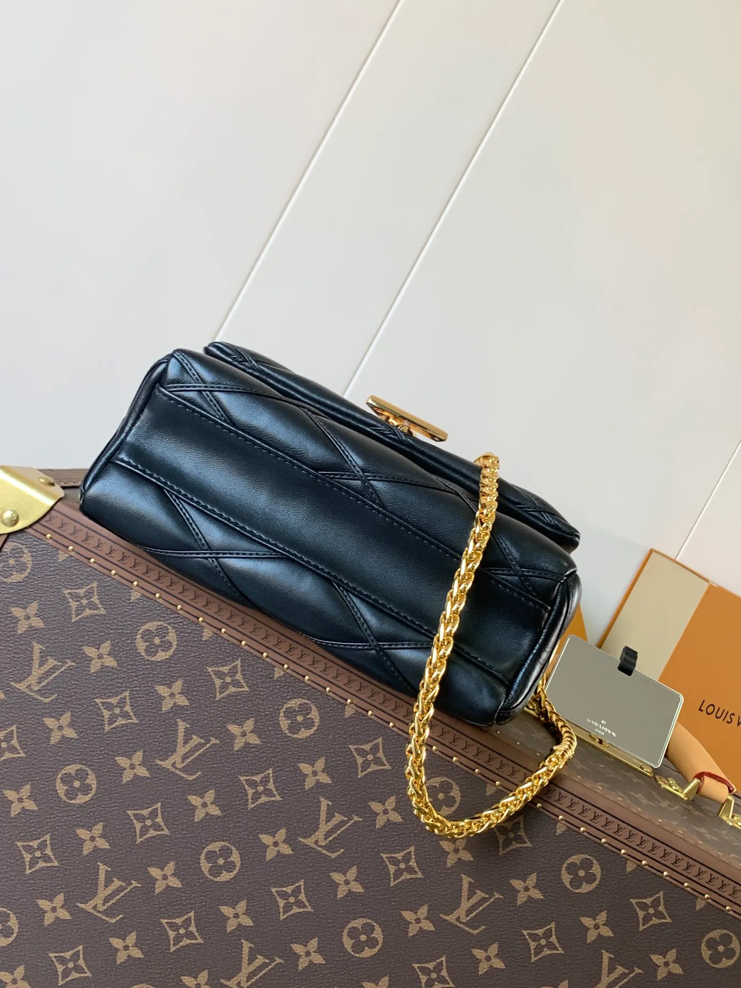 💰1280 (top layer leather) top original order, code changing chip M23045 dark gray M22891 beige M23601 brown M22891 black M12338 vanilla M24465 pink gradient M23682 dark blue M12434 blue gradient M22891 blue and white checkered M22891 red and white checkered M25107 silver M22891 patent leather M22892 black pink gradient M24186 light blue gradient M24465 nude pink gradient M12567 burgundy M11374 black hardware M12332 light coffee color M22890 white leather black stripes M23568 gray pink gradient M25106 Chinese red Top-quality original custom leather ~ colors are being updated continuously! This medium GO-14 bag is crafted from rich sheepskin leather with a quilted pattern that pays homage to the brand's traditional luggage designs. The Twist lock makes a striking statement, and the top handle can be carried by hand alone, or it can be transformed into a leather shoulder pad on the sliding chain strap for comfortable shoulder or cross-body wear. Dimensions: 23 x 16 x 10cm