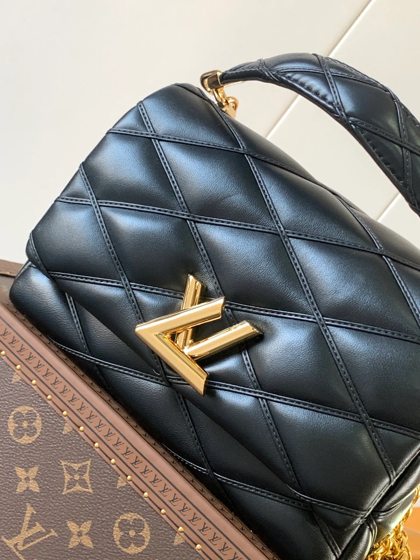 💰1280 (top layer leather) top original order, code changing chip M23045 dark gray M22891 beige M23601 brown M22891 black M12338 vanilla M24465 pink gradient M23682 dark blue M12434 blue gradient M22891 blue and white checkered M22891 red and white checkered M25107 silver M22891 patent leather M22892 black pink gradient M24186 light blue gradient M24465 nude pink gradient M12567 burgundy M11374 black hardware M12332 light coffee color M22890 white leather black stripes M23568 gray pink gradient M25106 Chinese red Top-quality original custom leather ~ colors are being updated continuously! This medium GO-14 bag is crafted from rich sheepskin leather with a quilted pattern that pays homage to the brand's traditional luggage designs. The Twist lock makes a striking statement, and the top handle can be carried by hand alone, or it can be transformed into a leather shoulder pad on the sliding chain strap for comfortable shoulder or cross-body wear. Dimensions: 23 x 16 x 10cm