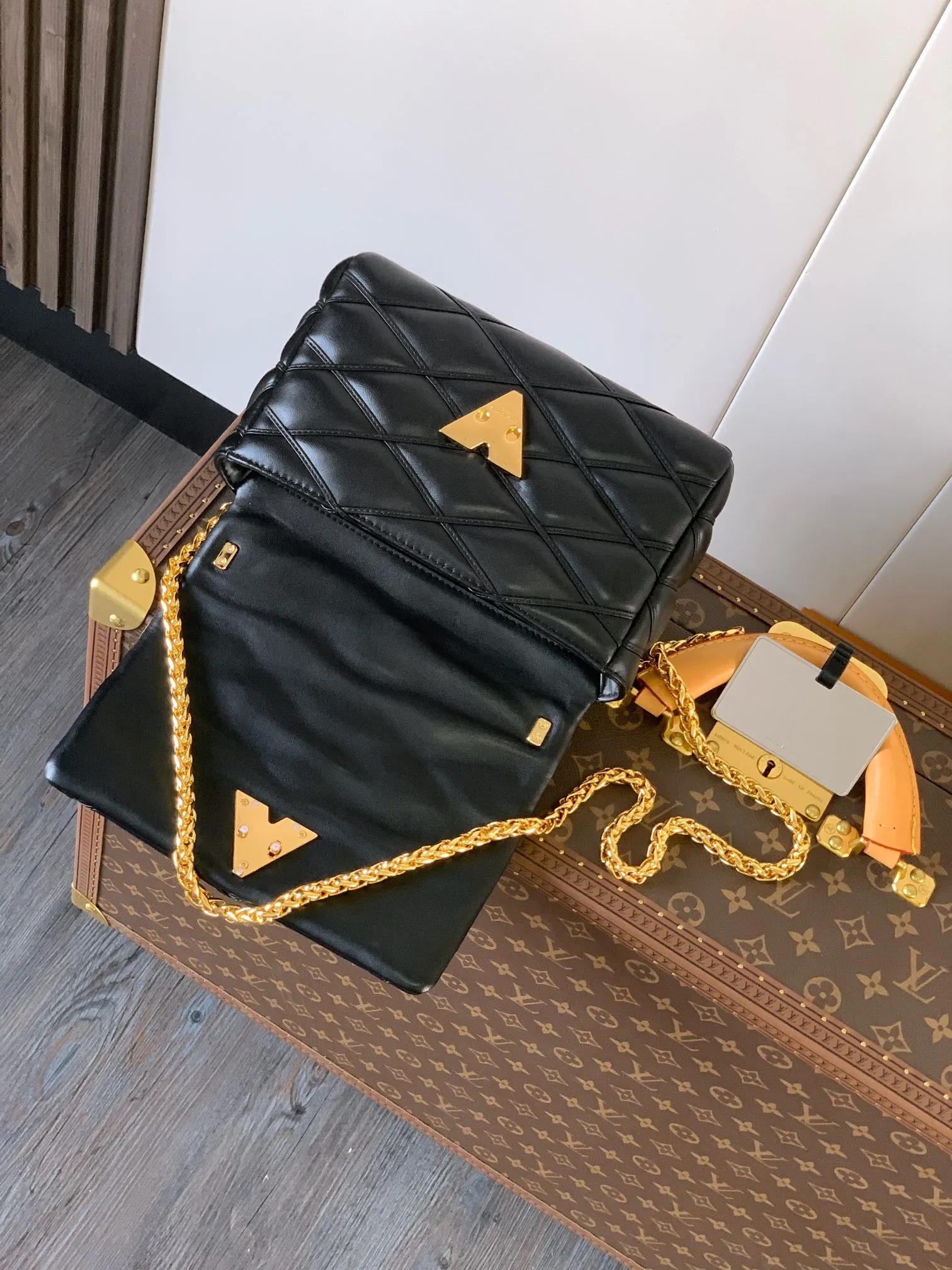 💰1280 (top layer leather) top original order, code changing chip M23045 dark gray M22891 beige M23601 brown M22891 black M12338 vanilla M24465 pink gradient M23682 dark blue M12434 blue gradient M22891 blue and white checkered M22891 red and white checkered M25107 silver M22891 patent leather M22892 black pink gradient M24186 light blue gradient M24465 nude pink gradient M12567 burgundy M11374 black hardware M12332 light coffee color M22890 white leather black stripes M23568 gray pink gradient M25106 Chinese red Top-quality original custom leather ~ colors are being updated continuously! This medium GO-14 bag is crafted from rich sheepskin leather with a quilted pattern that pays homage to the brand's traditional luggage designs. The Twist lock makes a striking statement, and the top handle can be carried by hand alone, or it can be transformed into a leather shoulder pad on the sliding chain strap for comfortable shoulder or cross-body wear. Dimensions: 23 x 16 x 10cm