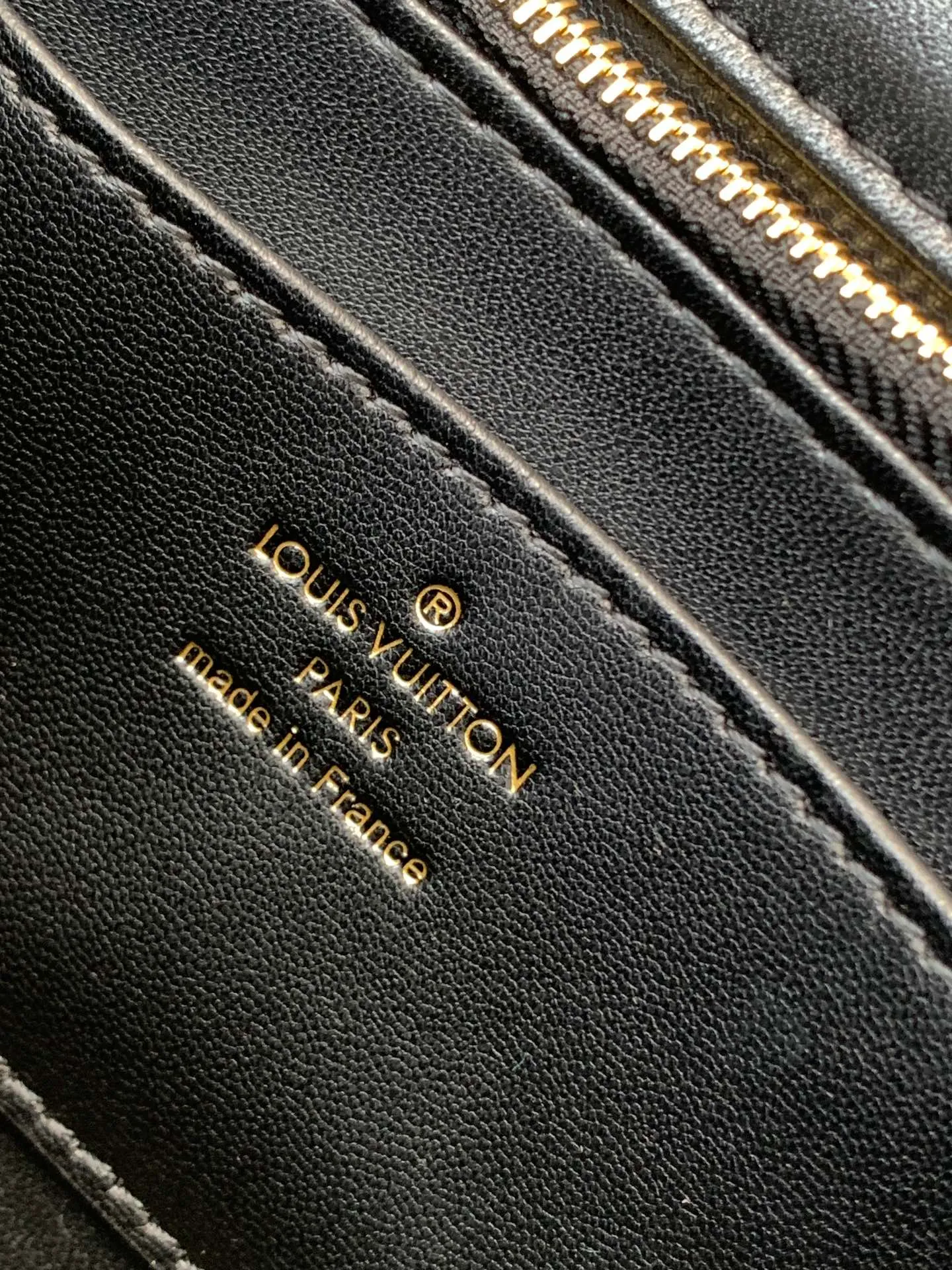 💰1280 (top layer leather) top original order, code changing chip M23045 dark gray M22891 beige M23601 brown M22891 black M12338 vanilla M24465 pink gradient M23682 dark blue M12434 blue gradient M22891 blue and white checkered M22891 red and white checkered M25107 silver M22891 patent leather M22892 black pink gradient M24186 light blue gradient M24465 nude pink gradient M12567 burgundy M11374 black hardware M12332 light coffee color M22890 white leather black stripes M23568 gray pink gradient M25106 Chinese red Top-quality original custom leather ~ colors are being updated continuously! This medium GO-14 bag is crafted from rich sheepskin leather with a quilted pattern that pays homage to the brand's traditional luggage designs. The Twist lock makes a striking statement, and the top handle can be carried by hand alone, or it can be transformed into a leather shoulder pad on the sliding chain strap for comfortable shoulder or cross-body wear. Dimensions: 23 x 16 x 10cm