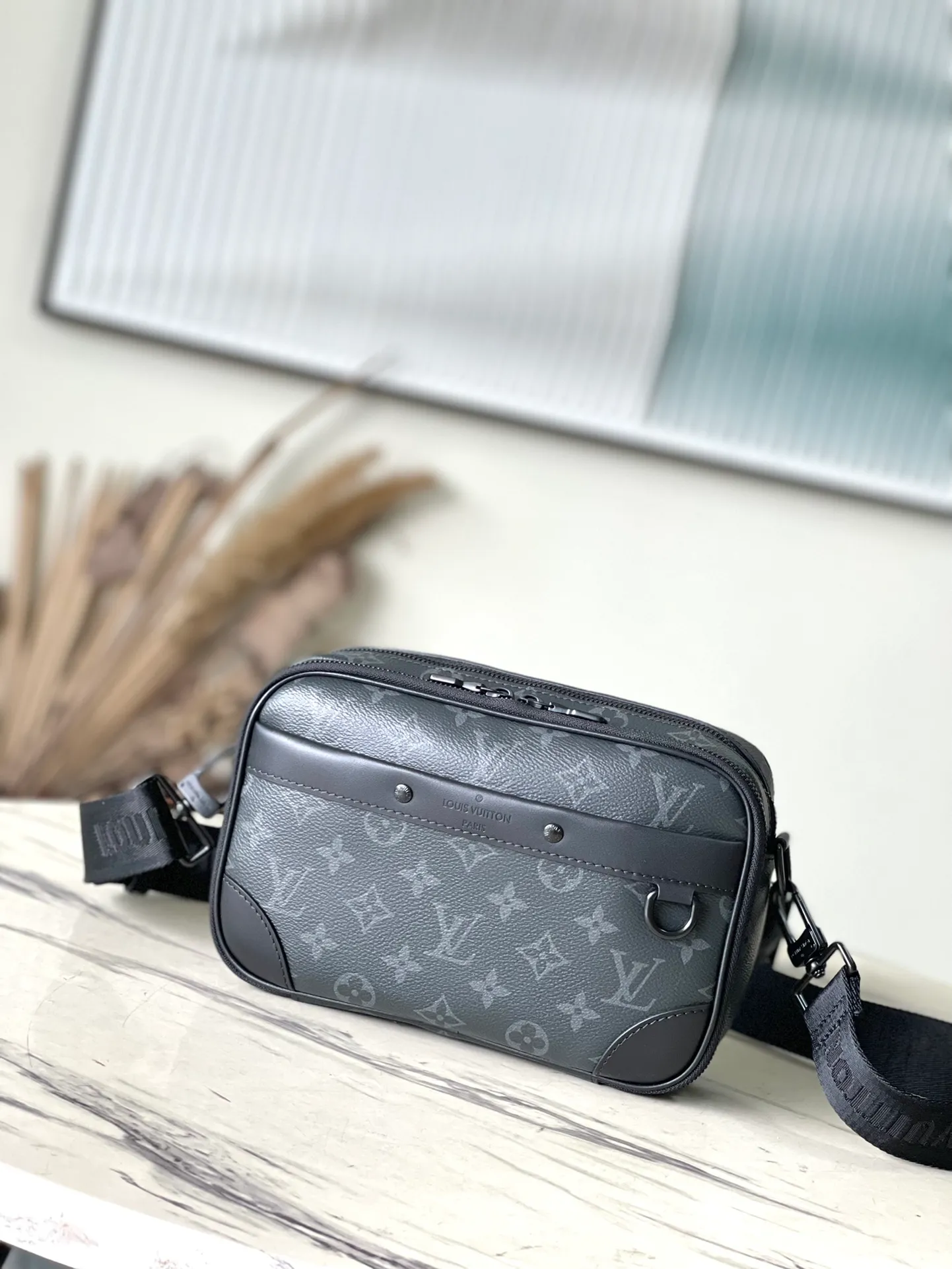 💰940 Top Original Order M46955 Black Flower This Apha messenger bag is made of Monogram Eclipse canvas, with a green and exquisite structure touched by a stacking pen. The zipper compartment ensures the safety of items, and the rivets on the front pocket add the brand mark. Dimensions: 24 × 16 × 8 cm