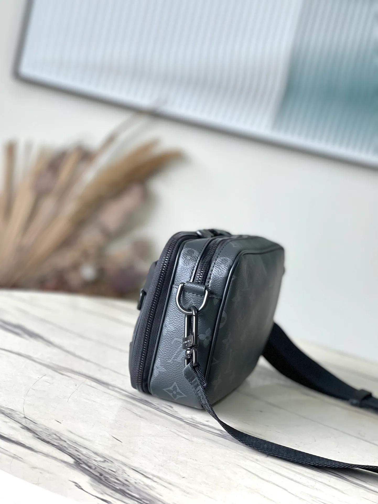 💰940 Top Original Order M46955 Black Flower This Apha messenger bag is made of Monogram Eclipse canvas, with a green and exquisite structure touched by a stacking pen. The zipper compartment ensures the safety of items, and the rivets on the front pocket add the brand mark. Dimensions: 24 × 16 × 8 cm