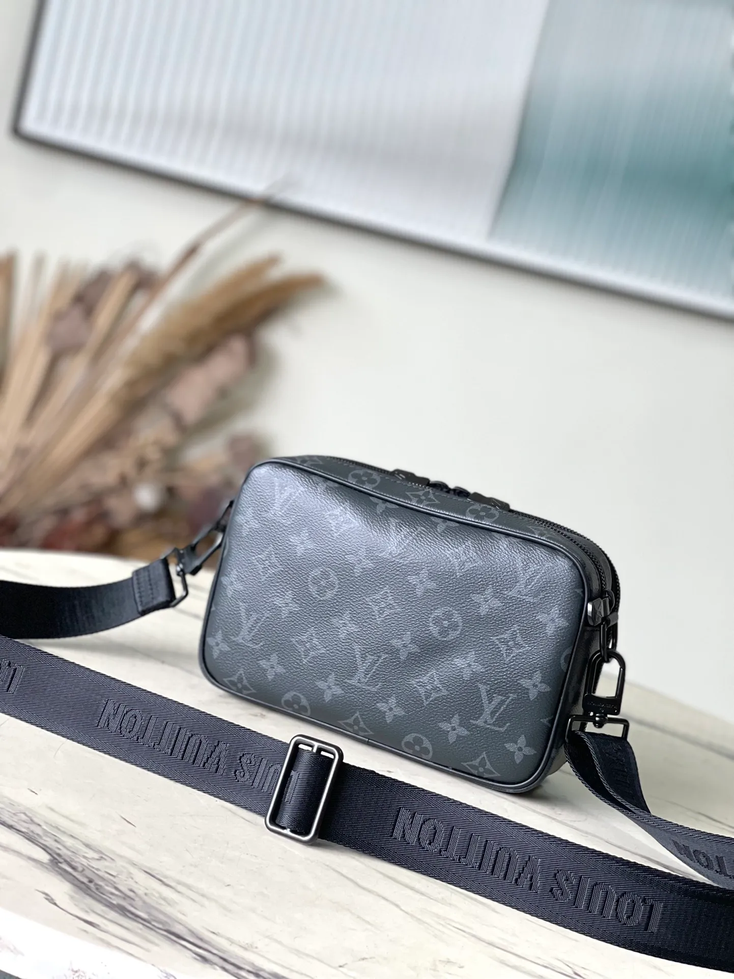 💰940 Top Original Order M46955 Black Flower This Apha messenger bag is made of Monogram Eclipse canvas, with a green and exquisite structure touched by a stacking pen. The zipper compartment ensures the safety of items, and the rivets on the front pocket add the brand mark. Dimensions: 24 × 16 × 8 cm