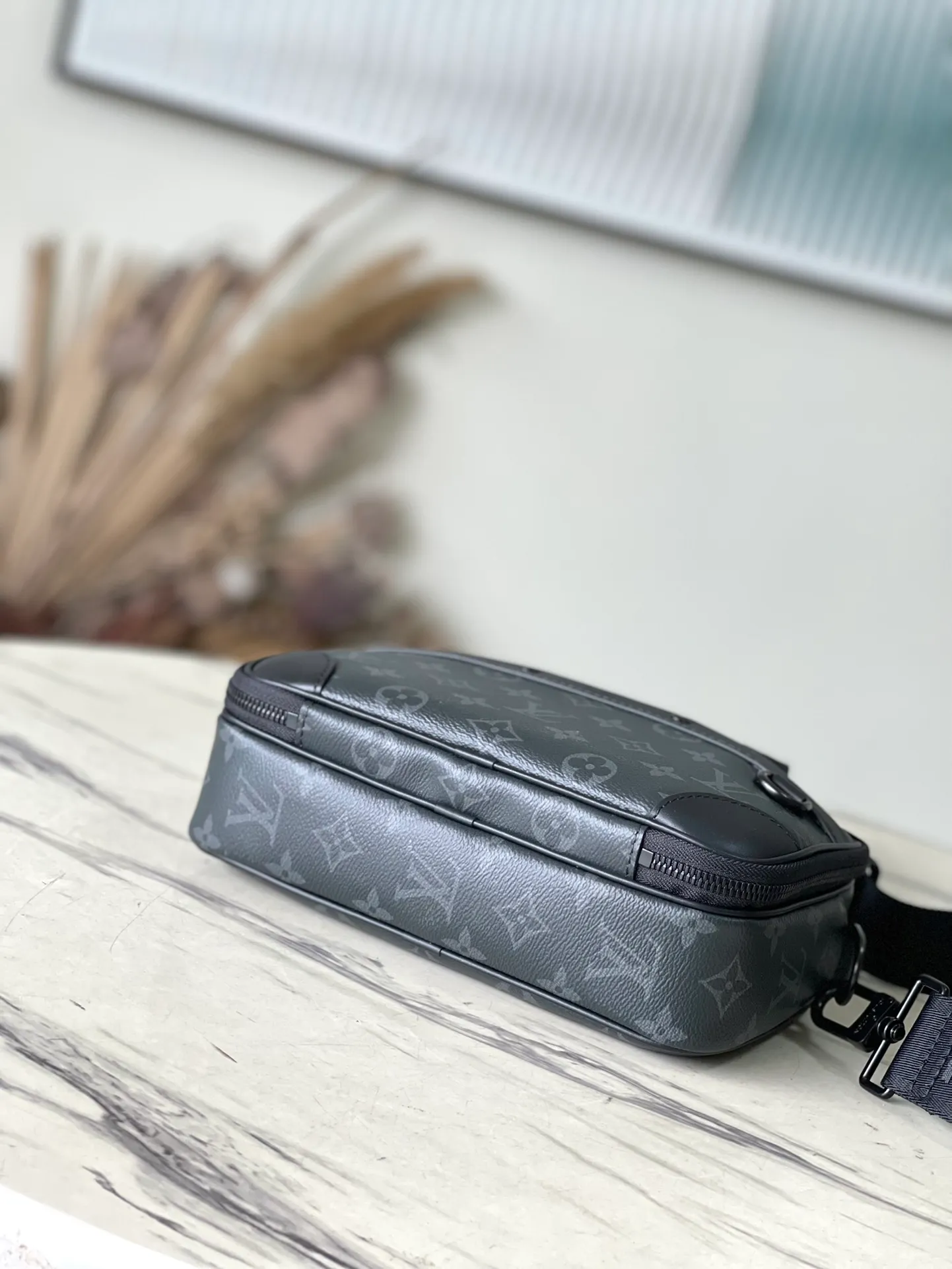 💰940 Top Original Order M46955 Black Flower This Apha messenger bag is made of Monogram Eclipse canvas, with a green and exquisite structure touched by a stacking pen. The zipper compartment ensures the safety of items, and the rivets on the front pocket add the brand mark. Dimensions: 24 × 16 × 8 cm