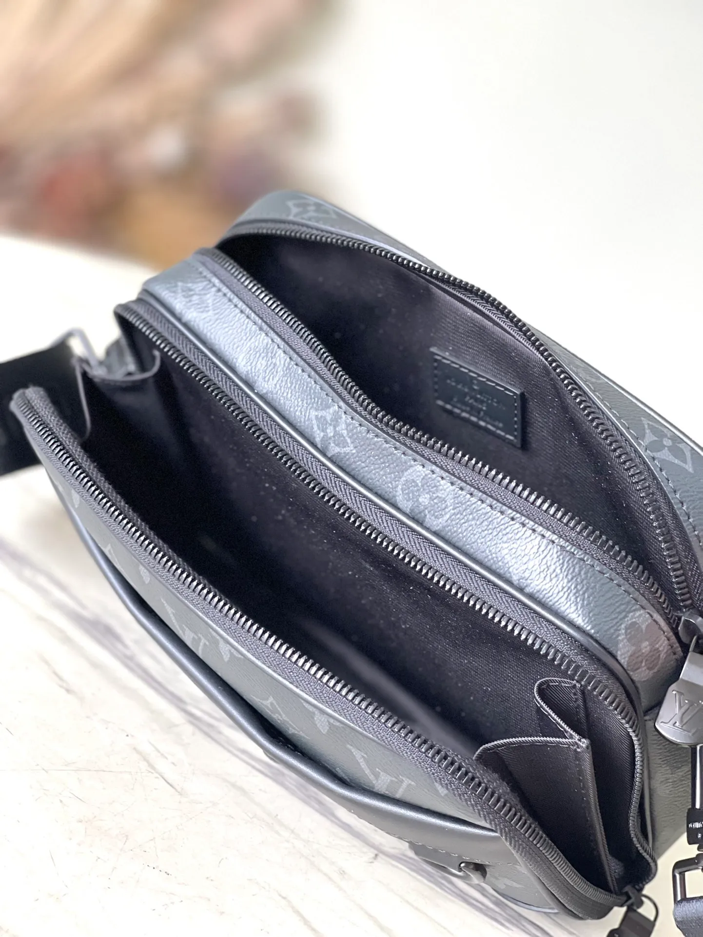 💰940 Top Original Order M46955 Black Flower This Apha messenger bag is made of Monogram Eclipse canvas, with a green and exquisite structure touched by a stacking pen. The zipper compartment ensures the safety of items, and the rivets on the front pocket add the brand mark. Dimensions: 24 × 16 × 8 cm