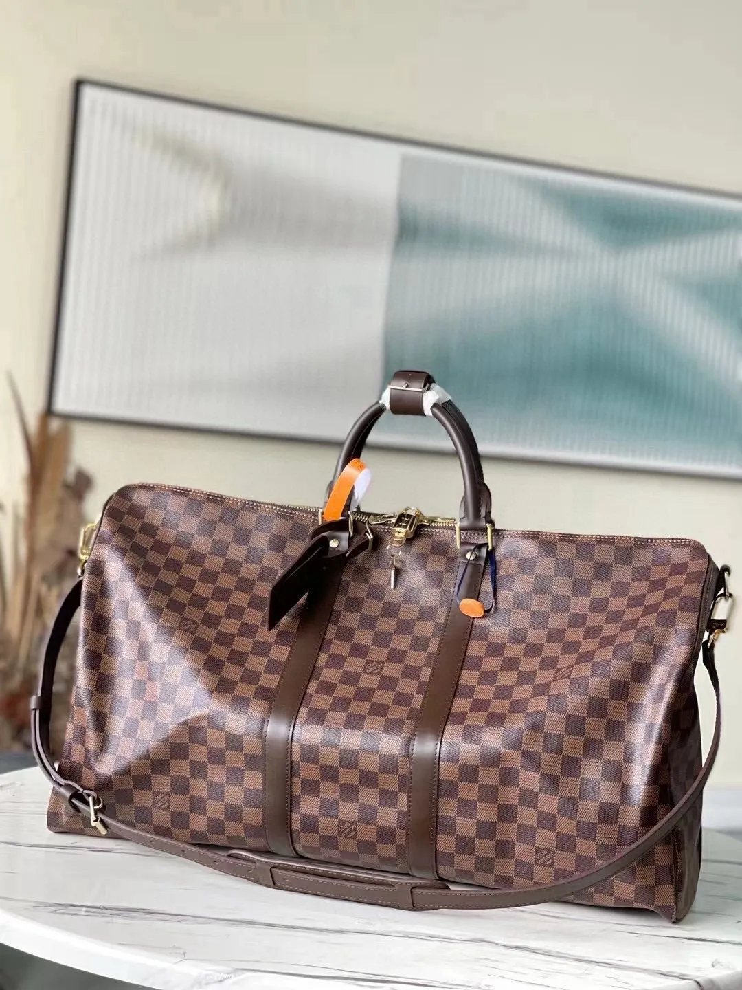 💰1040 (55 size) top original single M41428 coffee grid with spacious capacity and flexible use. Durable, safe and reliable. Fashionable style, mature and stable. Features a secure double zipper and padlock, making it perfect for business or pleasure. Dimensions: 55 × 31 × 26 cm.