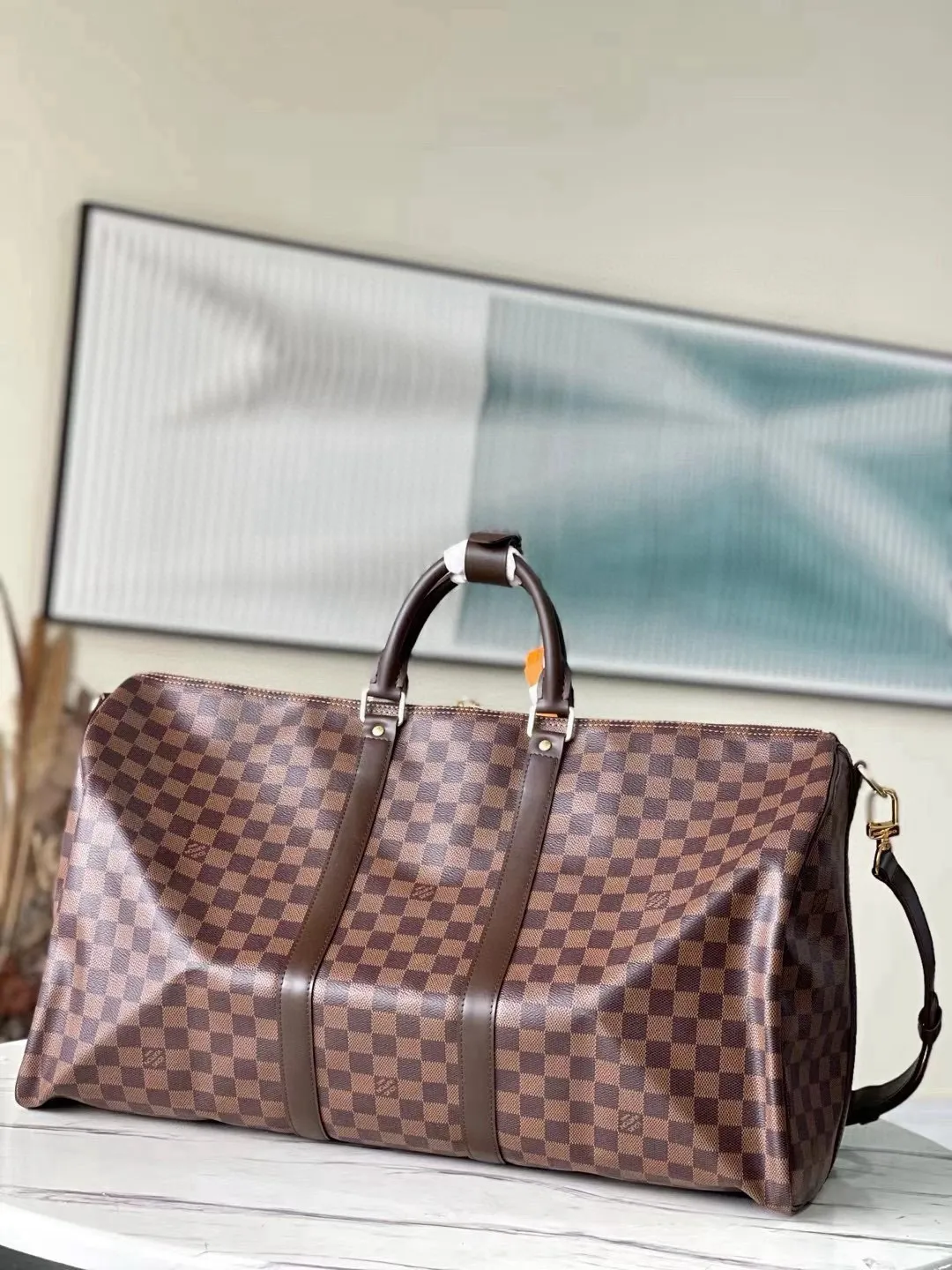 💰1040 (55 size) top original single M41428 coffee grid with spacious capacity and flexible use. Durable, safe and reliable. Fashionable style, mature and stable. Features a secure double zipper and padlock, making it perfect for business or pleasure. Dimensions: 55 × 31 × 26 cm.