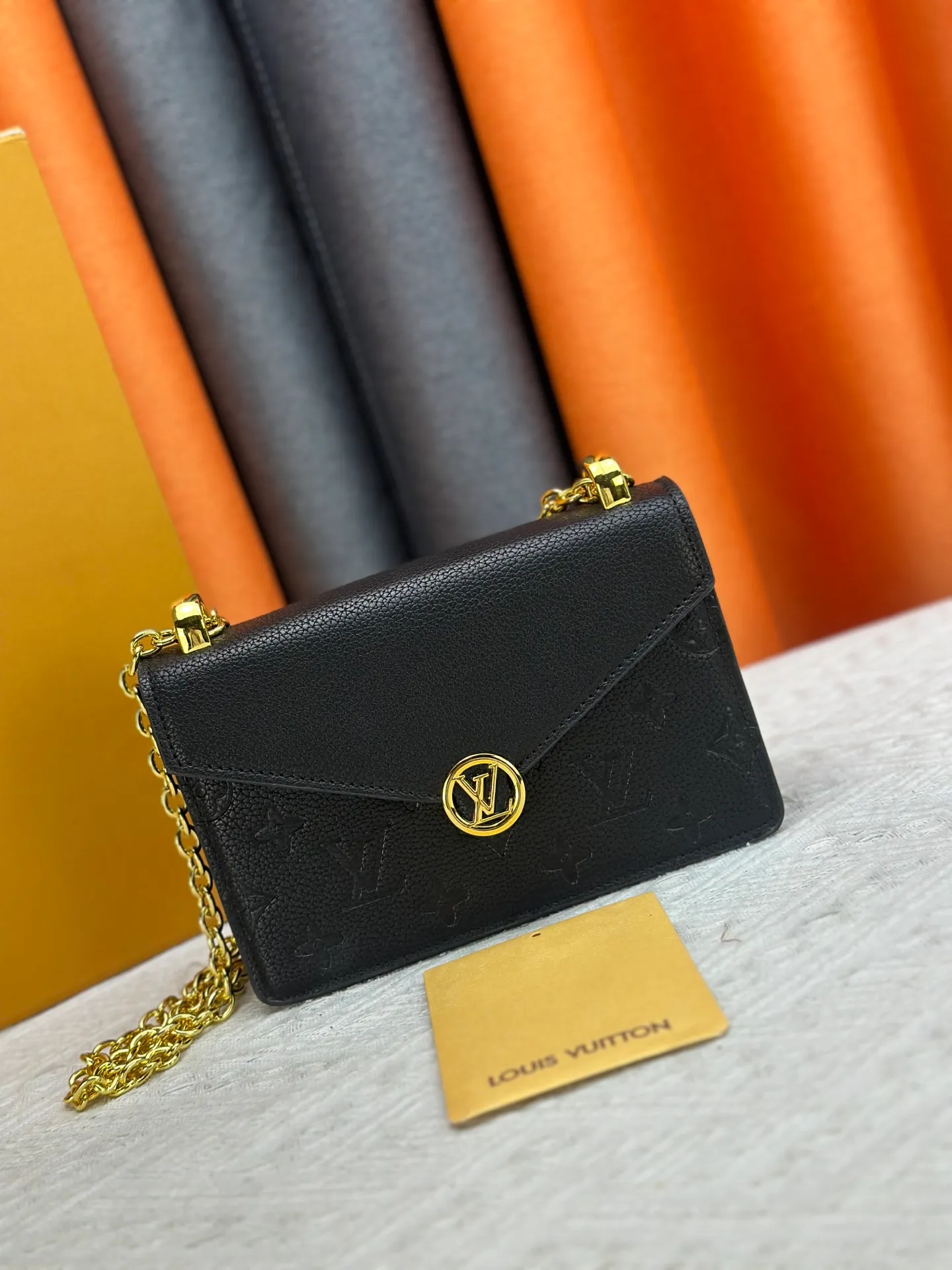 P220 M13569 black M13570 gray M25814 burgundy (chain/embossed) [Portefeuille chaîne Rosy] This Rosy chain wallet is both fashionable and practical, adding a modern spirit to the Monogram Empreinte series. It has an elegant LV circle and a V-shaped flap, two hallmarks of the house. The magnetic closure reveals a surprise Monogram flower, as well as three card slots and a flat interior pocket. The sliding chain allows you to wear it crosswise or over the shoulder.  Dimensions: 19.5 x 13.5 x 6.5 cm