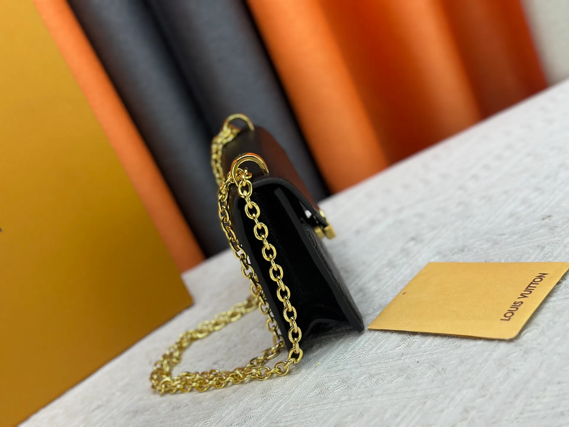 P220 M13569 black M13570 gray M25814 burgundy (chain/embossed) [Portefeuille chaîne Rosy] This Rosy chain wallet is both fashionable and practical, adding a modern spirit to the Monogram Empreinte series. It has an elegant LV circle and a V-shaped flap, two hallmarks of the house. The magnetic closure reveals a surprise Monogram flower, as well as three card slots and a flat interior pocket. The sliding chain allows you to wear it crosswise or over the shoulder.  Dimensions: 19.5 x 13.5 x 6.5 cm