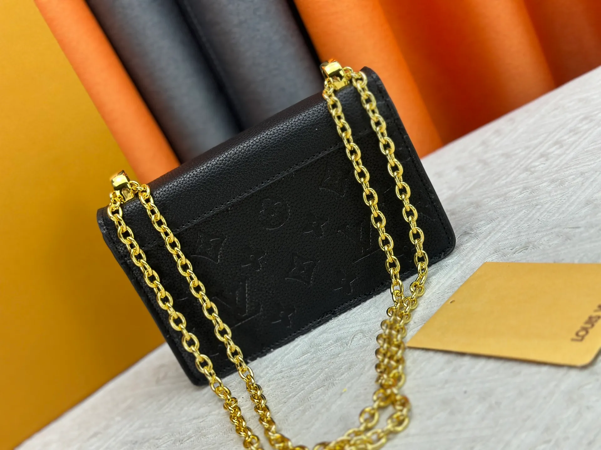 P220 M13569 black M13570 gray M25814 burgundy (chain/embossed) [Portefeuille chaîne Rosy] This Rosy chain wallet is both fashionable and practical, adding a modern spirit to the Monogram Empreinte series. It has an elegant LV circle and a V-shaped flap, two hallmarks of the house. The magnetic closure reveals a surprise Monogram flower, as well as three card slots and a flat interior pocket. The sliding chain allows you to wear it crosswise or over the shoulder.  Dimensions: 19.5 x 13.5 x 6.5 cm
