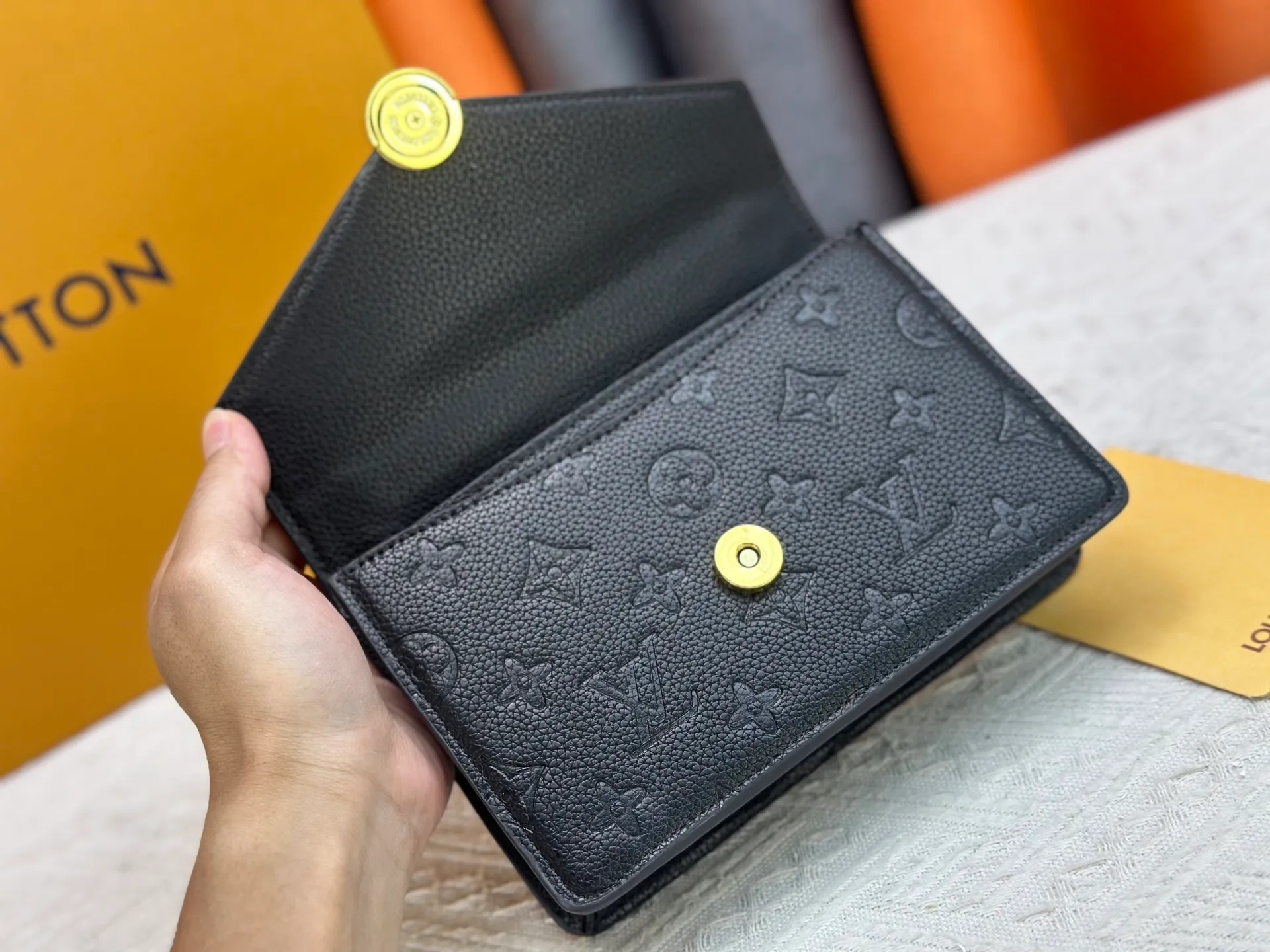 P220 M13569 black M13570 gray M25814 burgundy (chain/embossed) [Portefeuille chaîne Rosy] This Rosy chain wallet is both fashionable and practical, adding a modern spirit to the Monogram Empreinte series. It has an elegant LV circle and a V-shaped flap, two hallmarks of the house. The magnetic closure reveals a surprise Monogram flower, as well as three card slots and a flat interior pocket. The sliding chain allows you to wear it crosswise or over the shoulder.  Dimensions: 19.5 x 13.5 x 6.5 cm