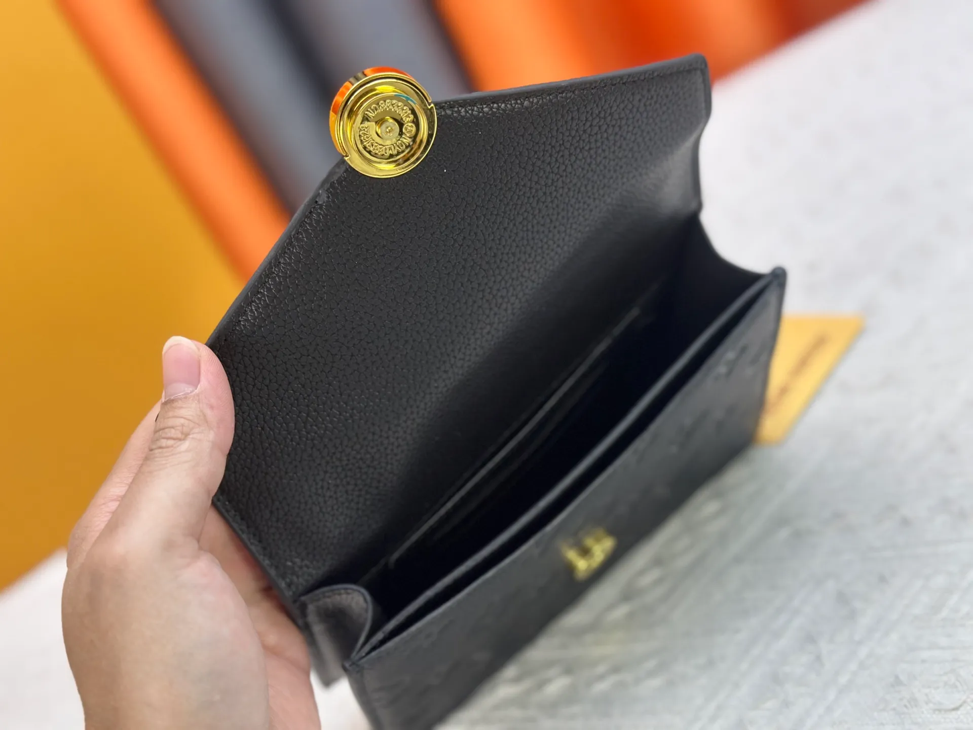 P220 M13569 black M13570 gray M25814 burgundy (chain/embossed) [Portefeuille chaîne Rosy] This Rosy chain wallet is both fashionable and practical, adding a modern spirit to the Monogram Empreinte series. It has an elegant LV circle and a V-shaped flap, two hallmarks of the house. The magnetic closure reveals a surprise Monogram flower, as well as three card slots and a flat interior pocket. The sliding chain allows you to wear it crosswise or over the shoulder.  Dimensions: 19.5 x 13.5 x 6.5 cm