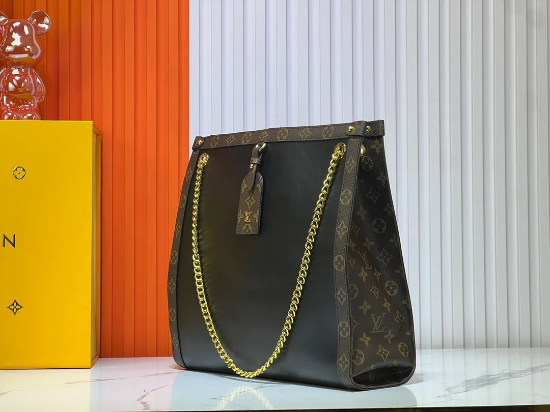 Batch 300💰Upgraded version model number M13137 large size M13140 small size 2025 Cruise early spring show launches Nova small and medium handbags, which give the graceful cow leather a subtle mirror effect, combining both straightforward style and leisurely elegance. LV nameplate and Monogram canvas trim highlight classic elements, and the dazzling sliding chain makes it easy to create a refined look. Monogram canvas trim, fabric lining, metal hardware, name tag, central zipper patch pocket. Chain: slidingly adjustable, non-detachable. Chain half length: 28.0 cm. Chain half length adjustable to: 50.0 cm. Monogram canvas trim, fabric lining, metal hardware, nameplate interior patch pocket. Can store laptops and A4 documents. Detailed features: Length, height and width dimensions. Small size: 31x21x9cm Large size: 37x36x10cm