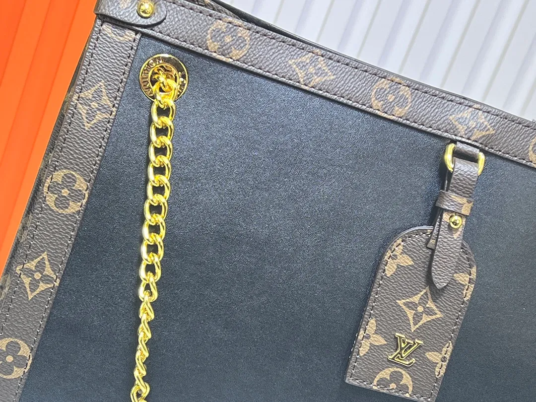 Batch 300💰Upgraded version model number M13137 large size M13140 small size 2025 Cruise early spring show launches Nova small and medium handbags, which give the graceful cow leather a subtle mirror effect, combining both straightforward style and leisurely elegance. LV nameplate and Monogram canvas trim highlight classic elements, and the dazzling sliding chain makes it easy to create a refined look. Monogram canvas trim, fabric lining, metal hardware, name tag, central zipper patch pocket. Chain: slidingly adjustable, non-detachable. Chain half length: 28.0 cm. Chain half length adjustable to: 50.0 cm. Monogram canvas trim, fabric lining, metal hardware, nameplate interior patch pocket. Can store laptops and A4 documents. Detailed features: Length, height and width dimensions. Small size: 31x21x9cm Large size: 37x36x10cm
