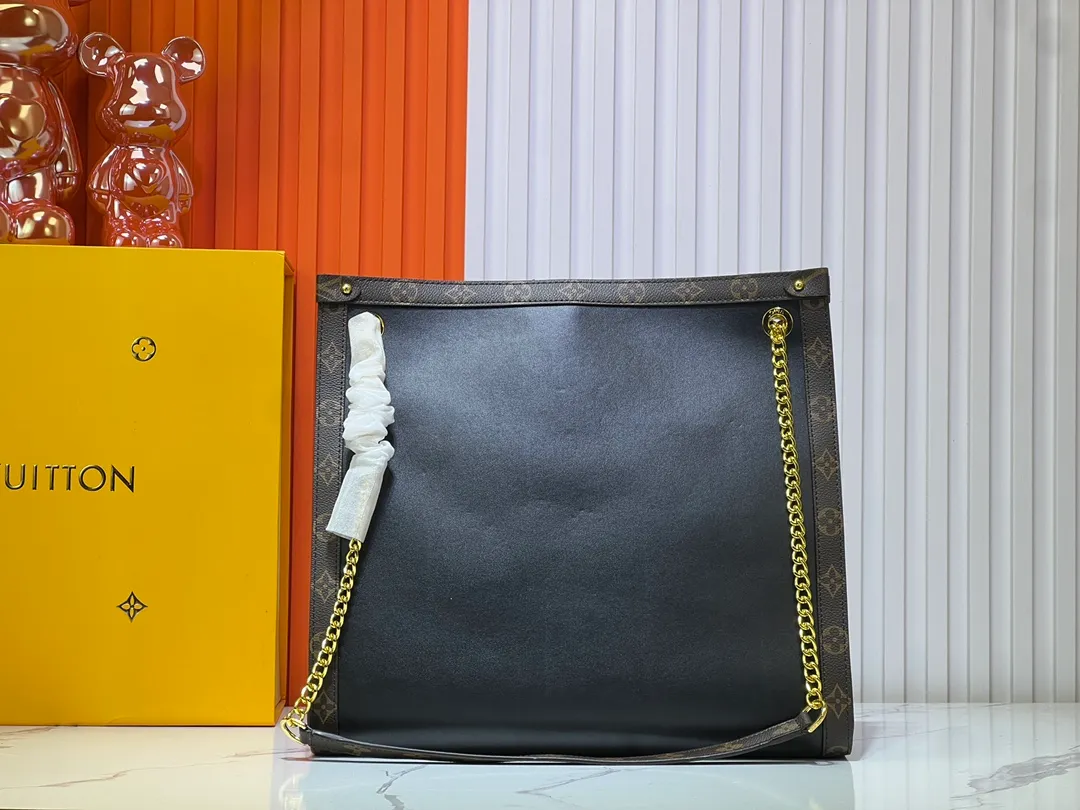 Batch 300💰Upgraded version model number M13137 large size M13140 small size 2025 Cruise early spring show launches Nova small and medium handbags, which give the graceful cow leather a subtle mirror effect, combining both straightforward style and leisurely elegance. LV nameplate and Monogram canvas trim highlight classic elements, and the dazzling sliding chain makes it easy to create a refined look. Monogram canvas trim, fabric lining, metal hardware, name tag, central zipper patch pocket. Chain: slidingly adjustable, non-detachable. Chain half length: 28.0 cm. Chain half length adjustable to: 50.0 cm. Monogram canvas trim, fabric lining, metal hardware, nameplate interior patch pocket. Can store laptops and A4 documents. Detailed features: Length, height and width dimensions. Small size: 31x21x9cm Large size: 37x36x10cm