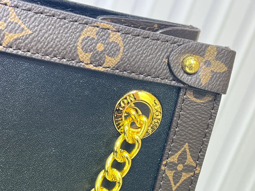 Batch 300💰Upgraded version model number M13137 large size M13140 small size 2025 Cruise early spring show launches Nova small and medium handbags, which give the graceful cow leather a subtle mirror effect, combining both straightforward style and leisurely elegance. LV nameplate and Monogram canvas trim highlight classic elements, and the dazzling sliding chain makes it easy to create a refined look. Monogram canvas trim, fabric lining, metal hardware, name tag, central zipper patch pocket. Chain: slidingly adjustable, non-detachable. Chain half length: 28.0 cm. Chain half length adjustable to: 50.0 cm. Monogram canvas trim, fabric lining, metal hardware, nameplate interior patch pocket. Can store laptops and A4 documents. Detailed features: Length, height and width dimensions. Small size: 31x21x9cm Large size: 37x36x10cm