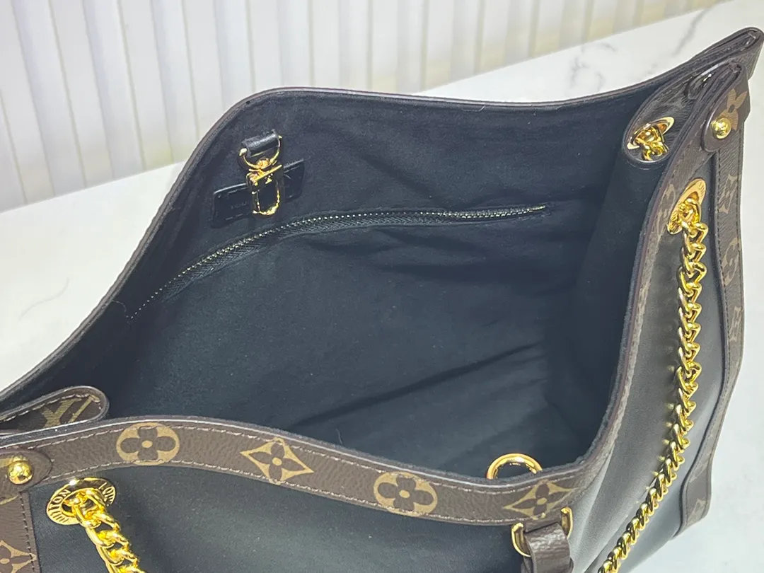 Batch 300💰Upgraded version model number M13137 large size M13140 small size 2025 Cruise early spring show launches Nova small and medium handbags, which give the graceful cow leather a subtle mirror effect, combining both straightforward style and leisurely elegance. LV nameplate and Monogram canvas trim highlight classic elements, and the dazzling sliding chain makes it easy to create a refined look. Monogram canvas trim, fabric lining, metal hardware, name tag, central zipper patch pocket. Chain: slidingly adjustable, non-detachable. Chain half length: 28.0 cm. Chain half length adjustable to: 50.0 cm. Monogram canvas trim, fabric lining, metal hardware, nameplate interior patch pocket. Can store laptops and A4 documents. Detailed features: Length, height and width dimensions. Small size: 31x21x9cm Large size: 37x36x10cm