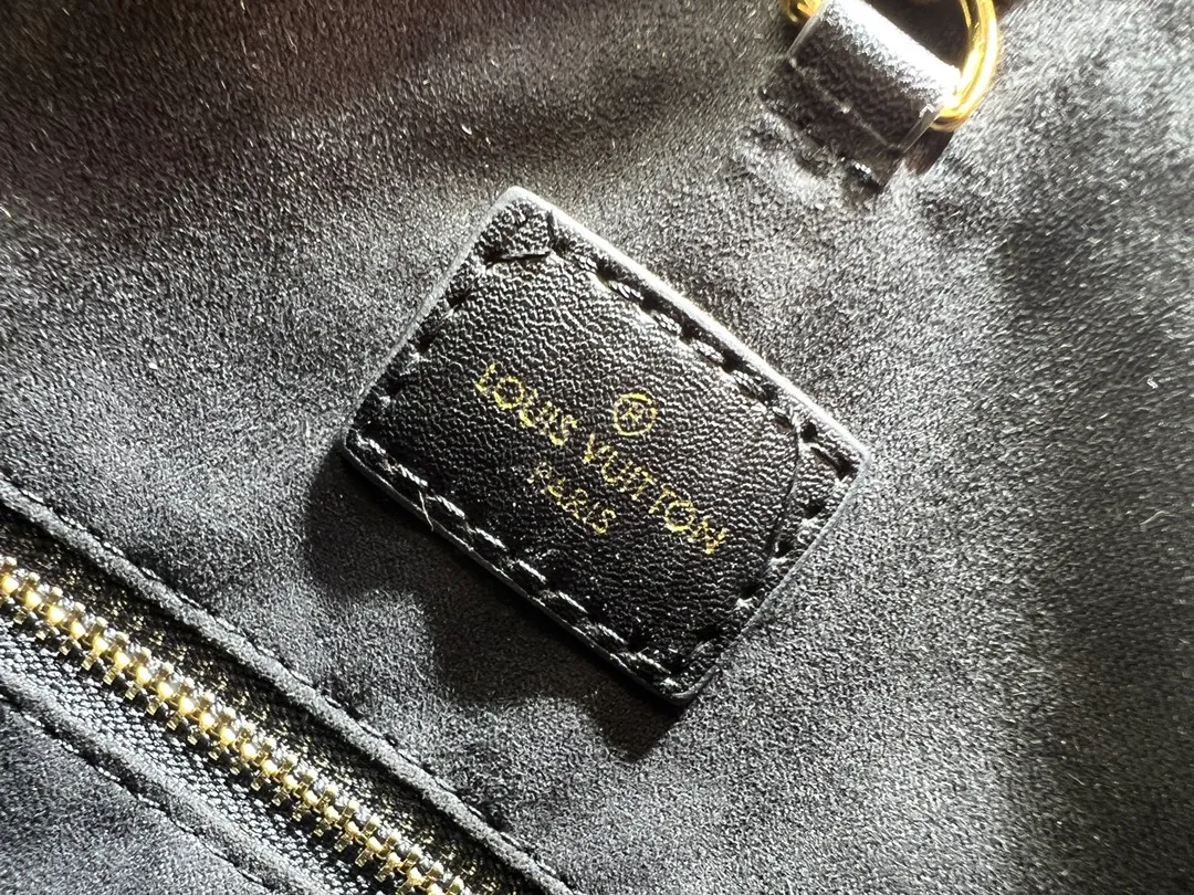 Batch 300💰Upgraded version model number M13137 large size M13140 small size 2025 Cruise early spring show launches Nova small and medium handbags, which give the graceful cow leather a subtle mirror effect, combining both straightforward style and leisurely elegance. LV nameplate and Monogram canvas trim highlight classic elements, and the dazzling sliding chain makes it easy to create a refined look. Monogram canvas trim, fabric lining, metal hardware, name tag, central zipper patch pocket. Chain: slidingly adjustable, non-detachable. Chain half length: 28.0 cm. Chain half length adjustable to: 50.0 cm. Monogram canvas trim, fabric lining, metal hardware, nameplate interior patch pocket. Can store laptops and A4 documents. Detailed features: Length, height and width dimensions. Small size: 31x21x9cm Large size: 37x36x10cm