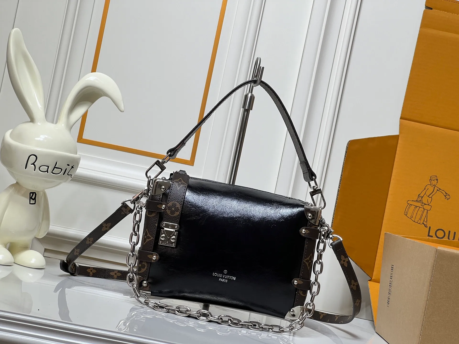 Batch 300💰M15195 M46358 This Side Trunk Vibe handbag uses an avant-garde design to reshape the brand's classic Side Trunk box silhouette, which is inspired by Louis Vuitton's traditional travel luggage. Crafted from smooth glossy Vibe textured cow leather, it features a leather-covered rivet frame and metal S-lock closure for a rock-and-roll style. Thanks to the multiple designs of the detachable chain, detachable leather handle and adjustable leather shoulder strap, it provides a variety of carrying options. Dimensions: 23.5x16x8.5cm