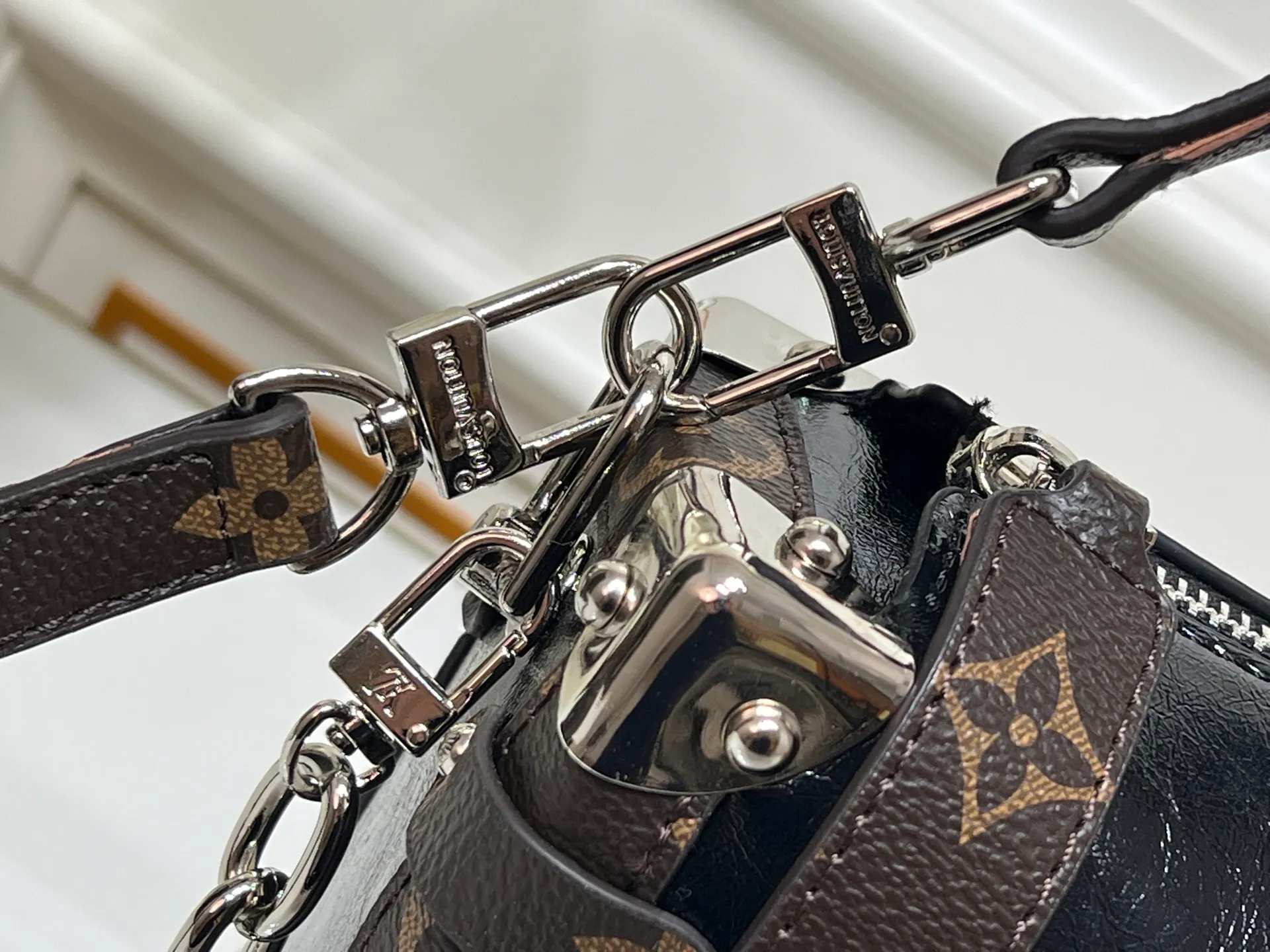 Batch 300💰M15195 M46358 This Side Trunk Vibe handbag uses an avant-garde design to reshape the brand's classic Side Trunk box silhouette, which is inspired by Louis Vuitton's traditional travel luggage. Crafted from smooth glossy Vibe textured cow leather, it features a leather-covered rivet frame and metal S-lock closure for a rock-and-roll style. Thanks to the multiple designs of the detachable chain, detachable leather handle and adjustable leather shoulder strap, it provides a variety of carrying options. Dimensions: 23.5x16x8.5cm