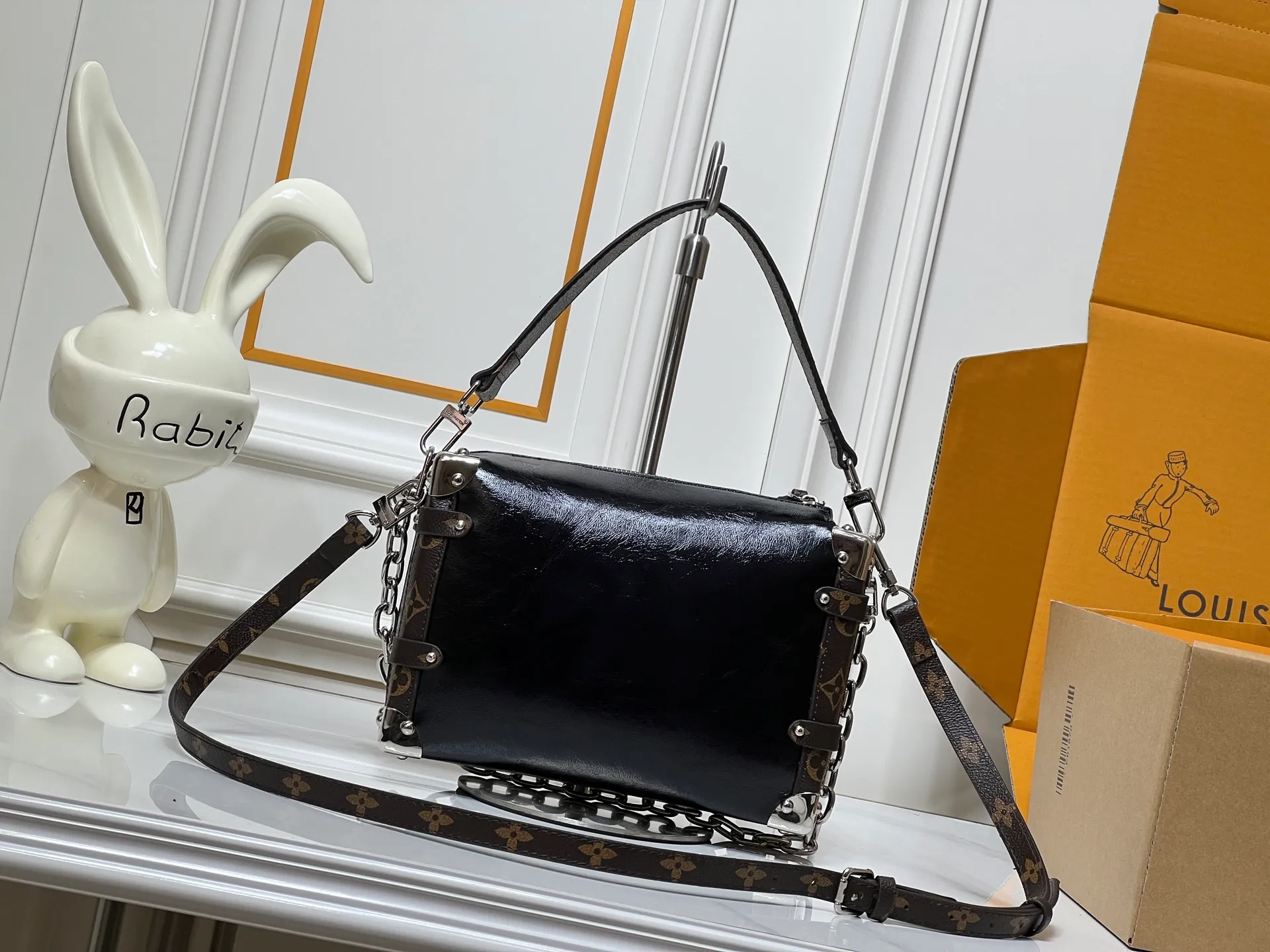 Batch 300💰M15195 M46358 This Side Trunk Vibe handbag uses an avant-garde design to reshape the brand's classic Side Trunk box silhouette, which is inspired by Louis Vuitton's traditional travel luggage. Crafted from smooth glossy Vibe textured cow leather, it features a leather-covered rivet frame and metal S-lock closure for a rock-and-roll style. Thanks to the multiple designs of the detachable chain, detachable leather handle and adjustable leather shoulder strap, it provides a variety of carrying options. Dimensions: 23.5x16x8.5cm