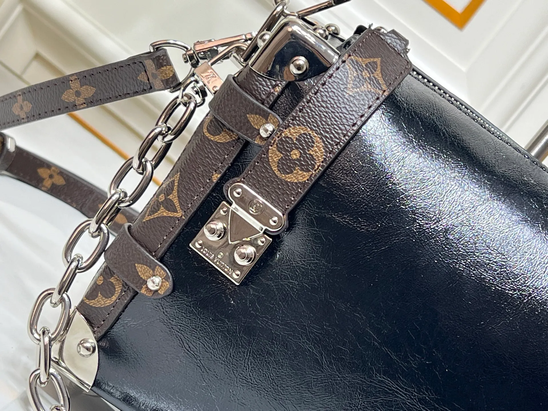 Batch 300💰M15195 M46358 This Side Trunk Vibe handbag uses an avant-garde design to reshape the brand's classic Side Trunk box silhouette, which is inspired by Louis Vuitton's traditional travel luggage. Crafted from smooth glossy Vibe textured cow leather, it features a leather-covered rivet frame and metal S-lock closure for a rock-and-roll style. Thanks to the multiple designs of the detachable chain, detachable leather handle and adjustable leather shoulder strap, it provides a variety of carrying options. Dimensions: 23.5x16x8.5cm